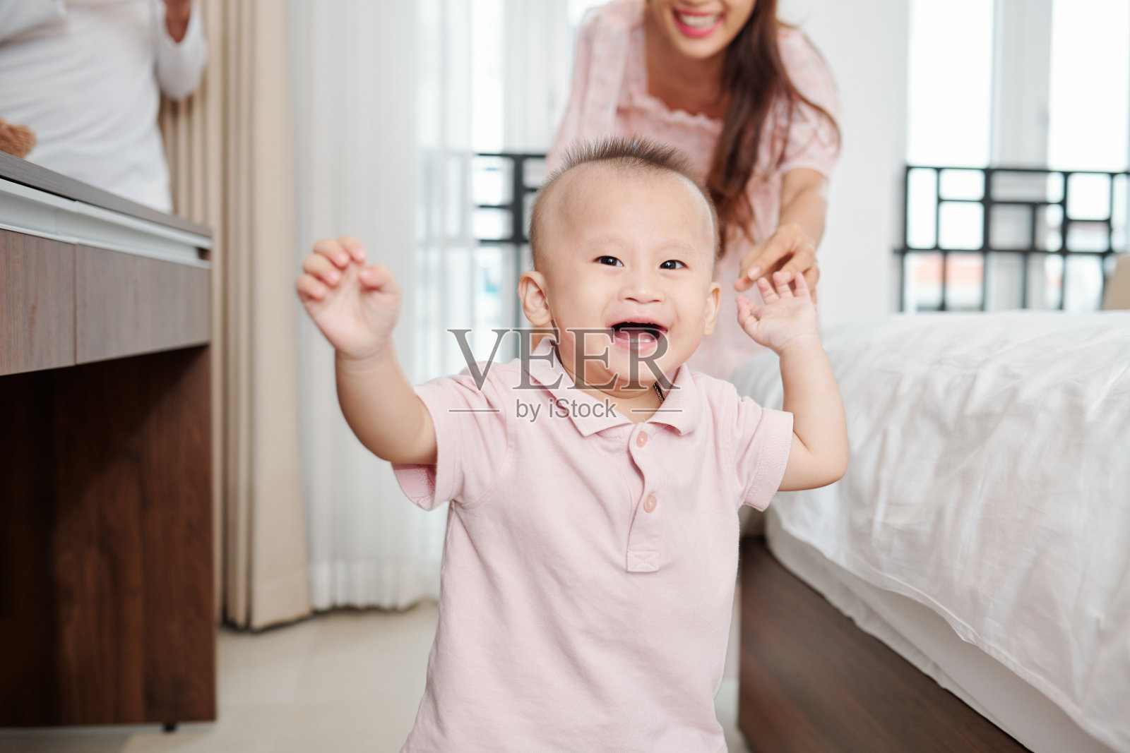 女人放开了孩子的手照片摄影图片