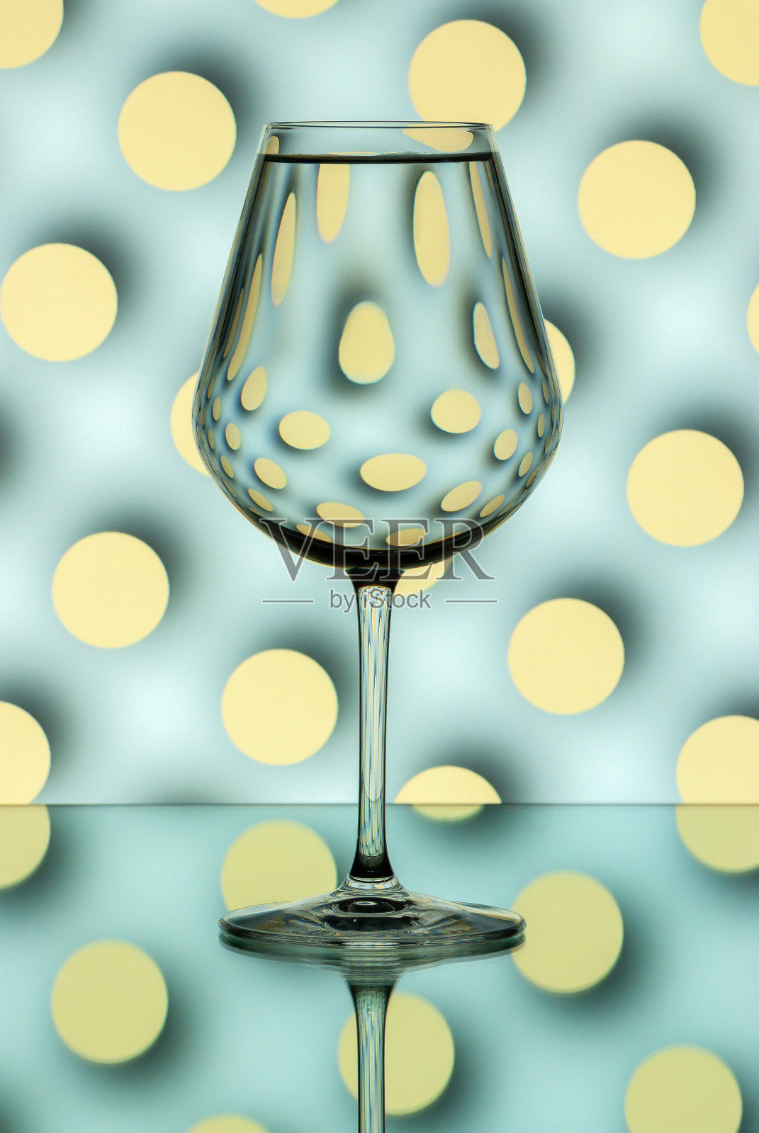 一杯水在条纹背景上,以说明水在光线折射的效果。静物画照片摄影图片