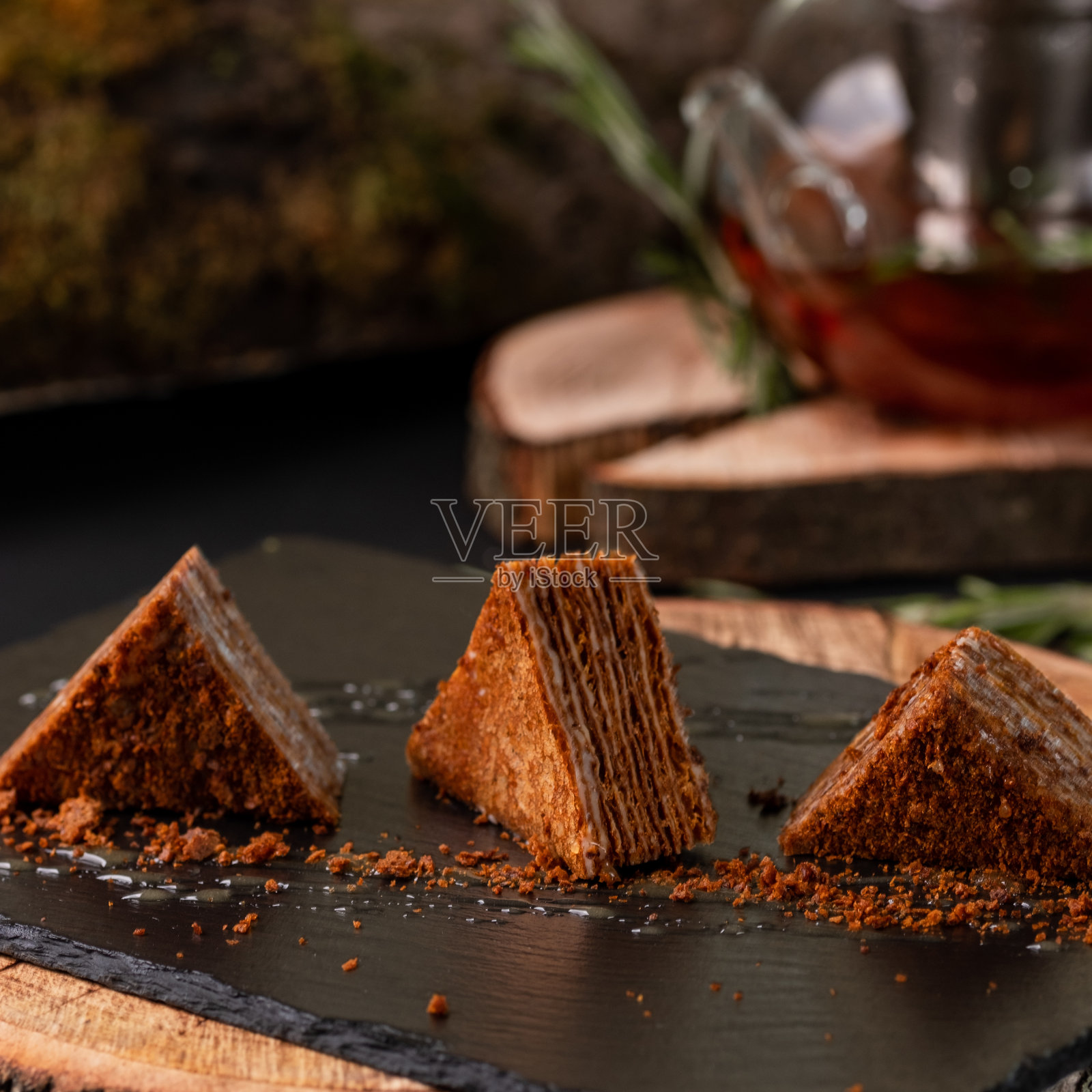 传统的蜂蜜蛋糕在一个盘子上的背景特写。美味的巧克力甜点照片摄影图片