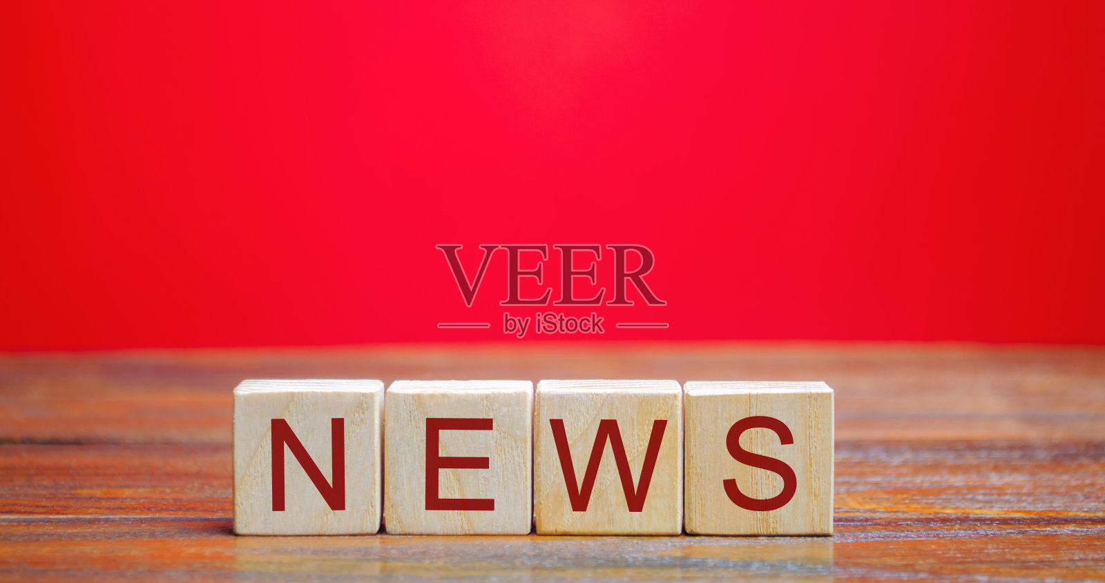 带有新闻一词的木块。回顾主要事件和分析。假新闻。国家和世界上最重要的事件。虚假/真实信息。照片摄影图片