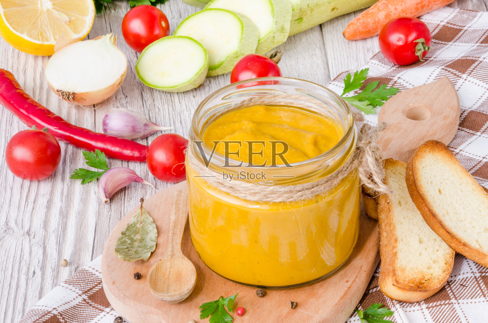 将鱼子酱与胡萝卜、番茄、洋葱和大蒜混合照片摄影图片