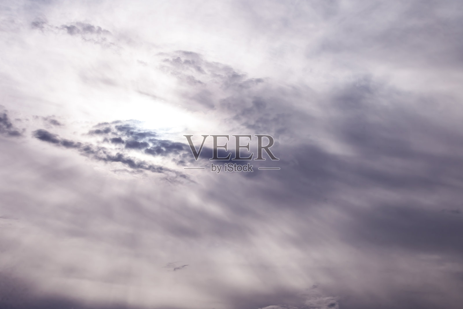 蓝色黑暗的天空中的云照片摄影图片