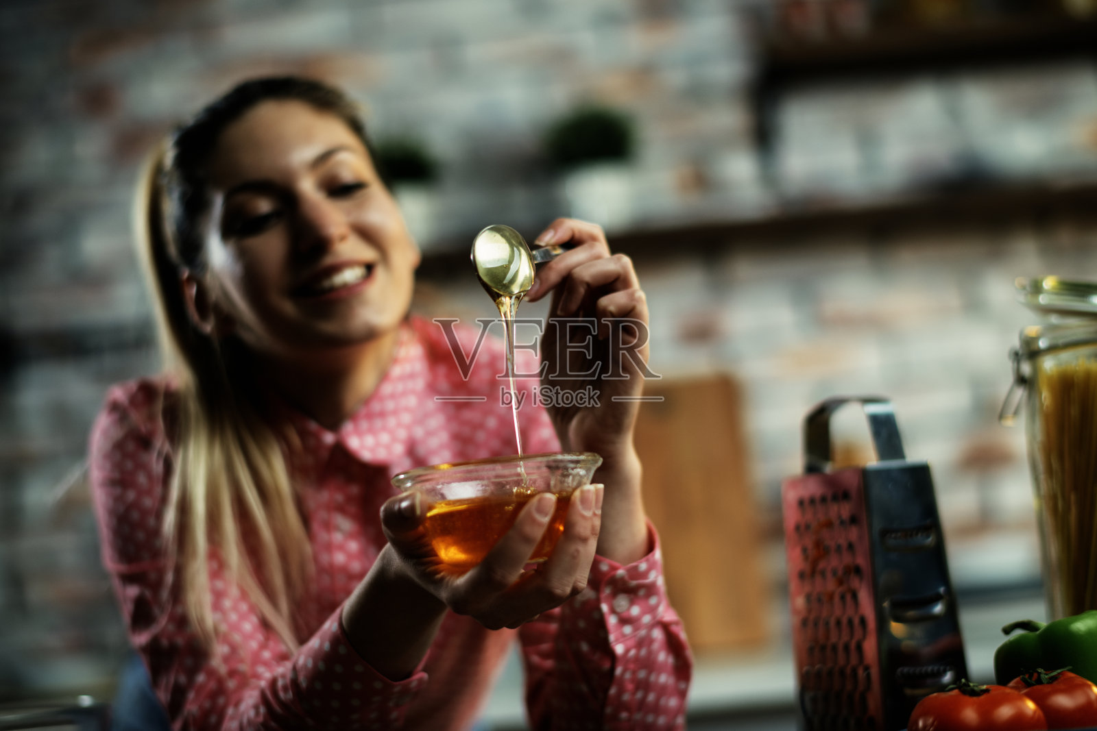 美丽的女孩在厨房准备美味的食物照片摄影图片