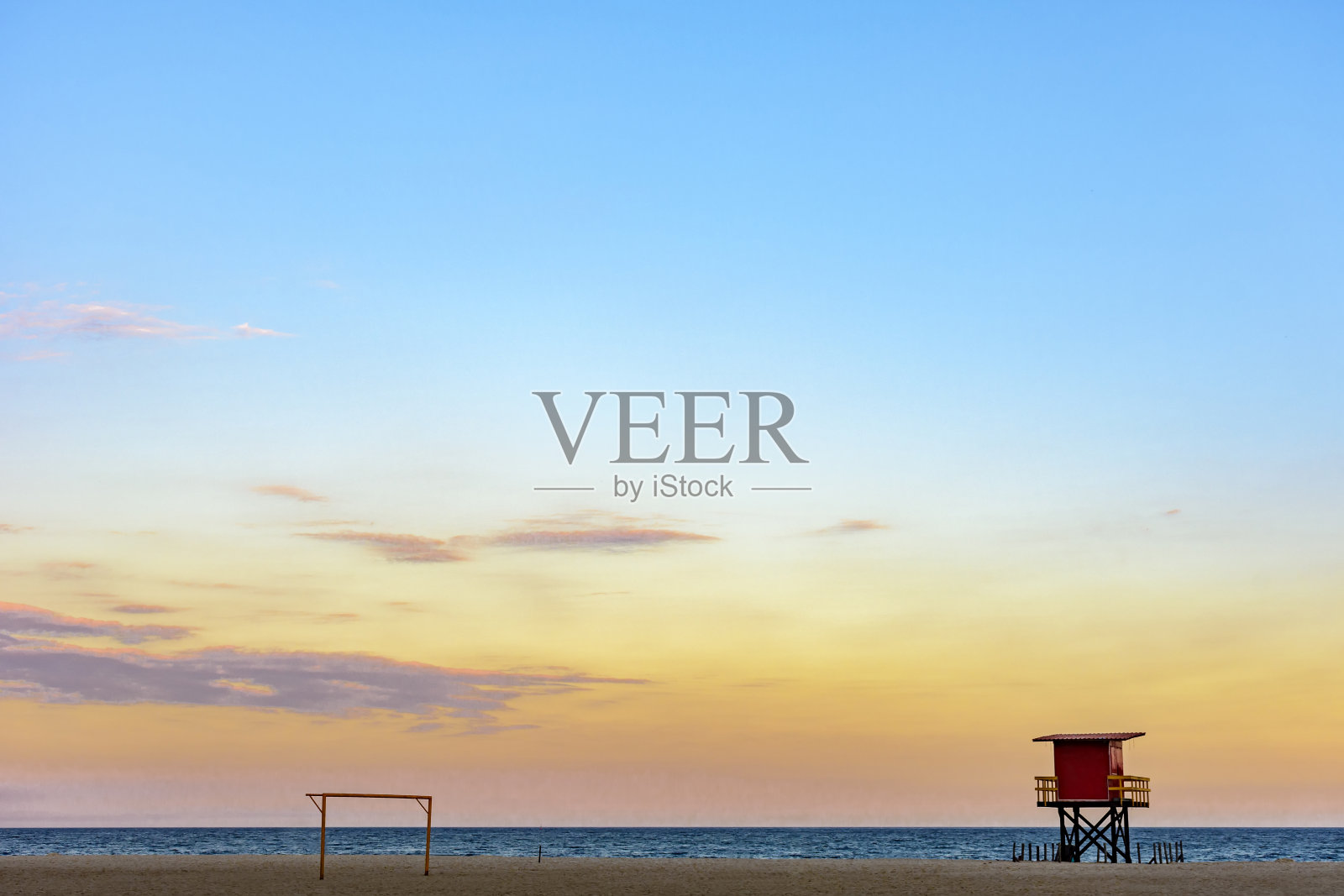 秋季日落时的海滩救援舱照片摄影图片