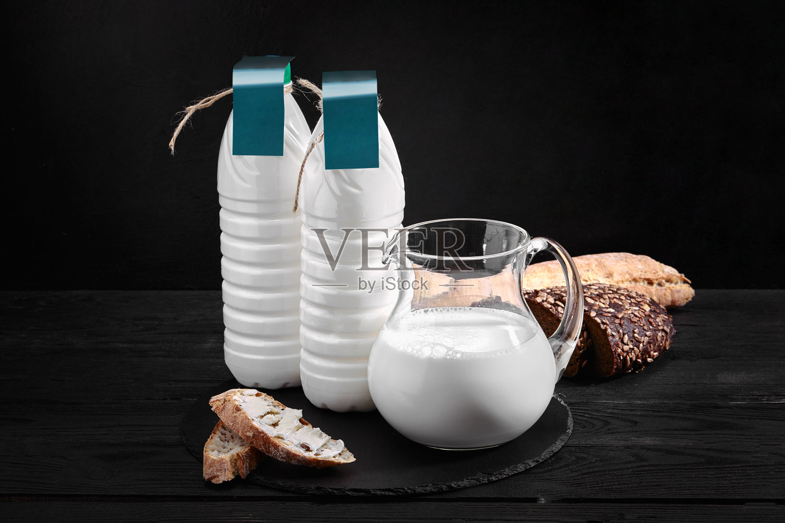 农场设置新鲜牛奶在各种瓶子和罐头照片摄影图片