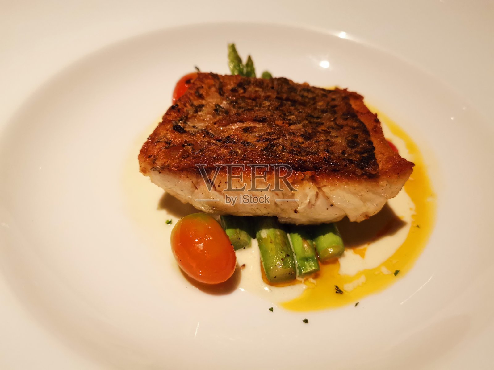 鲈鱼柳配芦笋和圣女果照片摄影图片