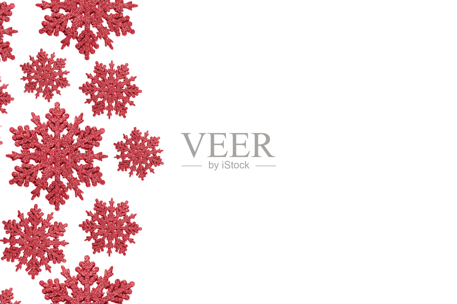 红色的雪花点缀。圣诞节概念,极简主义。本空间照片摄影图片