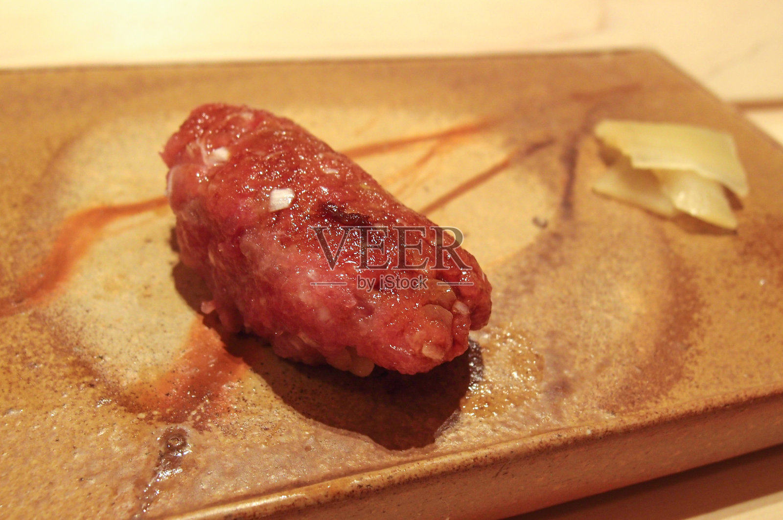 一块金枪鱼寿司放在漂亮的陶器上照片摄影图片