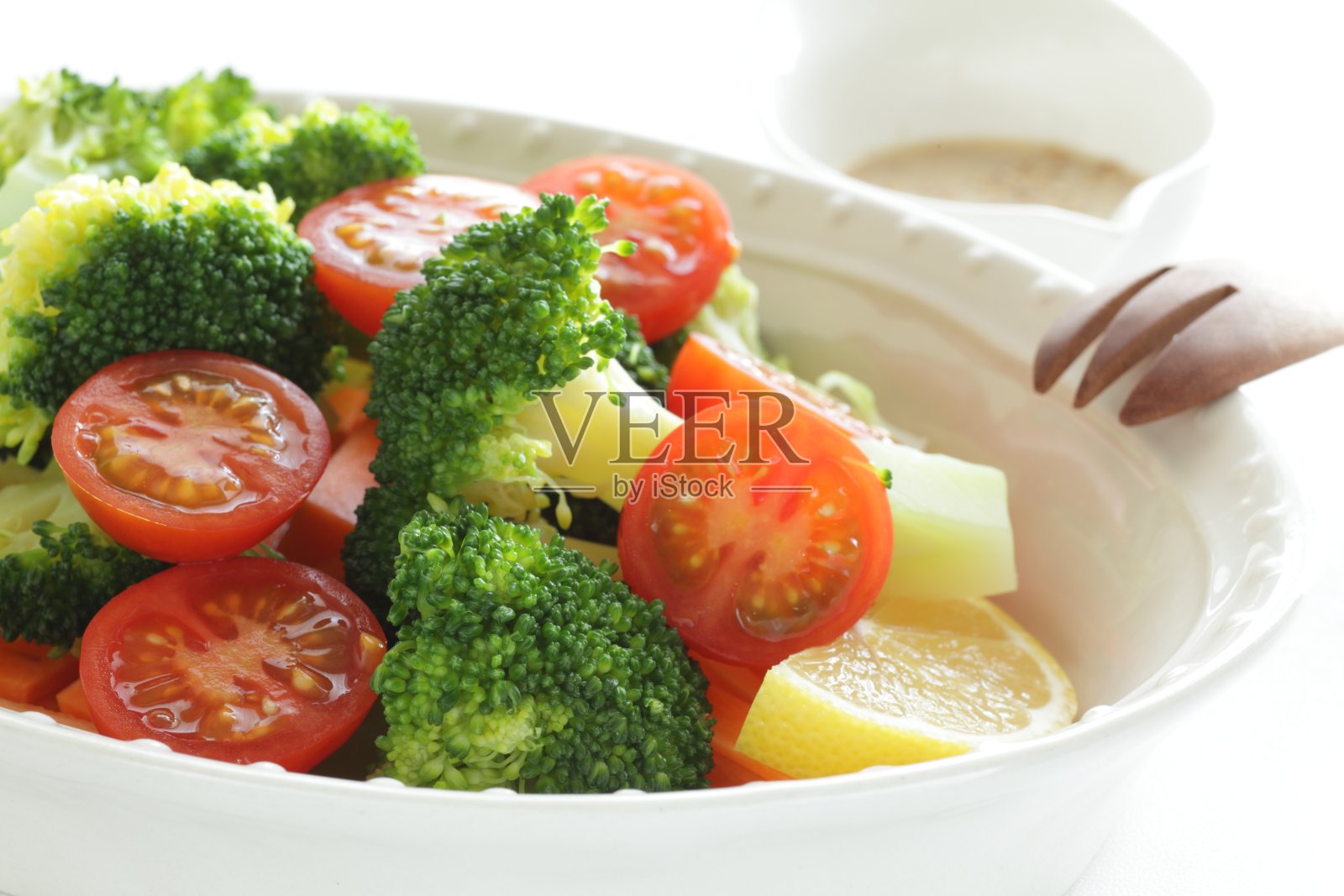 自制煮花椰菜和樱桃番茄沙拉照片摄影图片