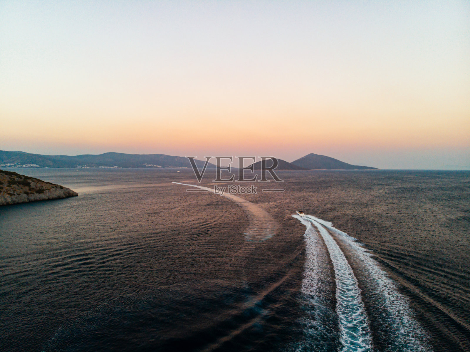 航拍一艘在海上航行的快艇照片摄影图片