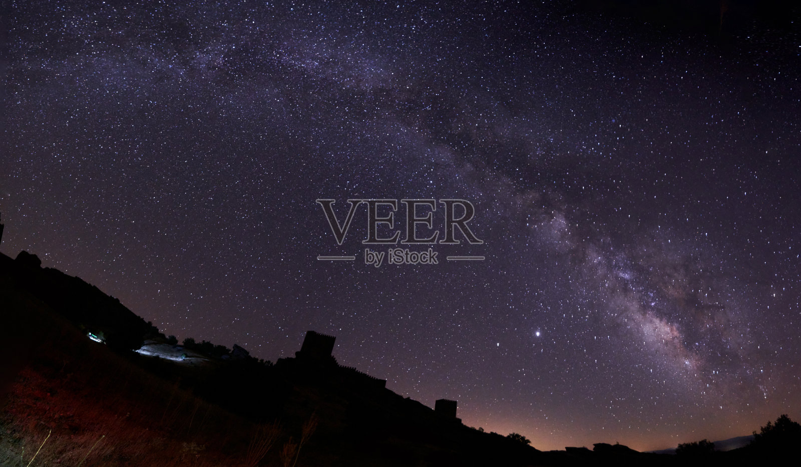 在雄伟的扎夫拉城堡在瓜达拉哈拉省的银河全景照片摄影图片