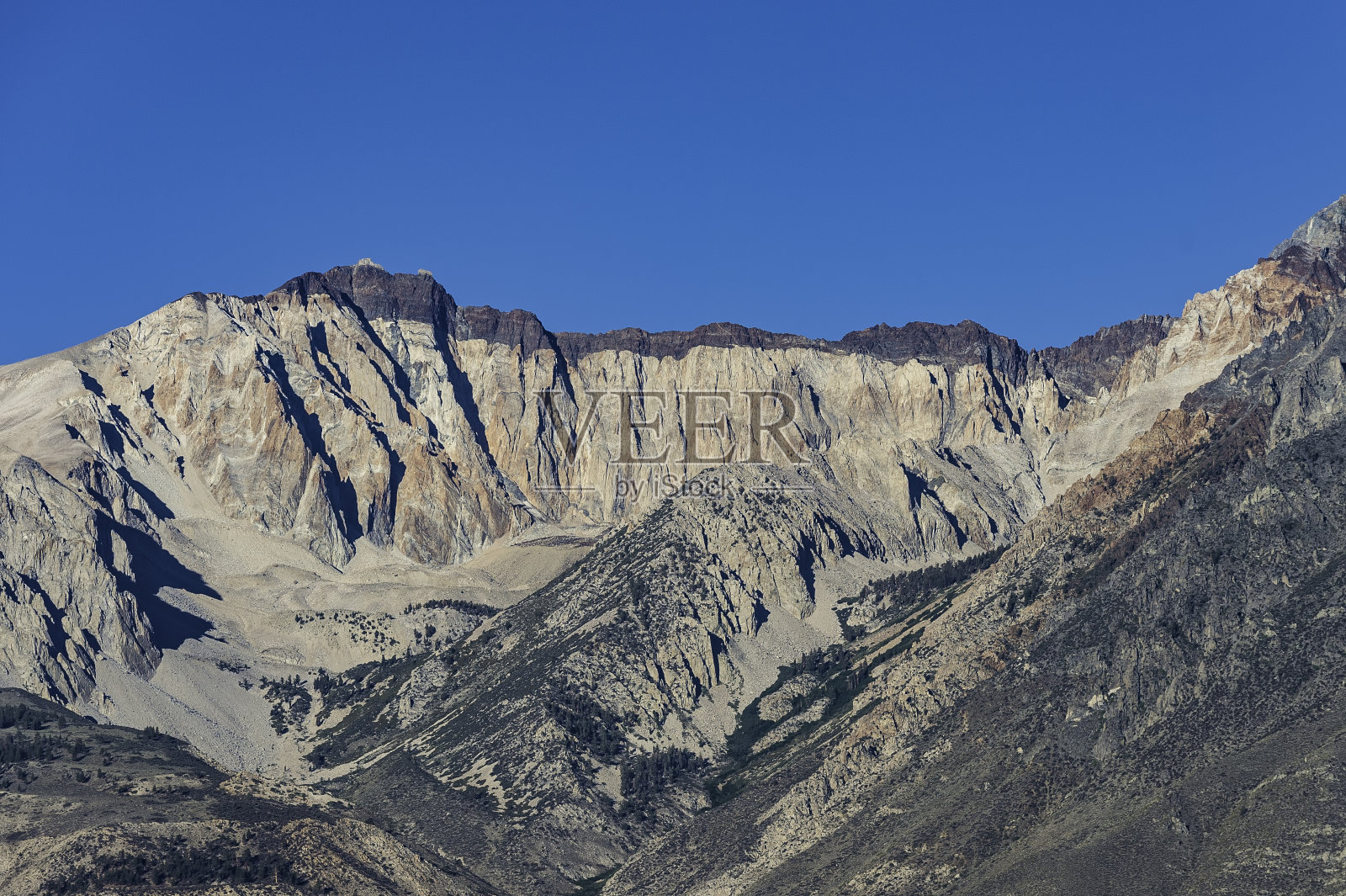 加州内华达山脉花岗岩顶部的变质岩屋顶垂饰照片摄影图片