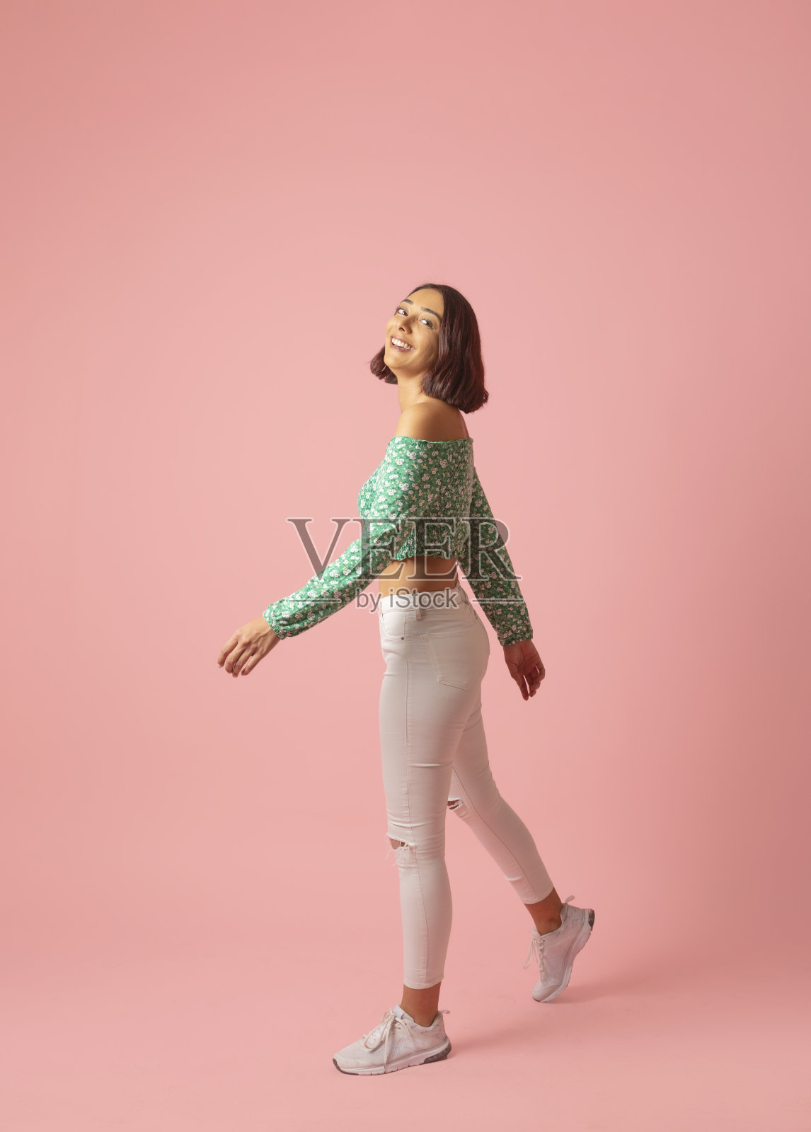 快乐美丽的女人走着。照片摄影图片