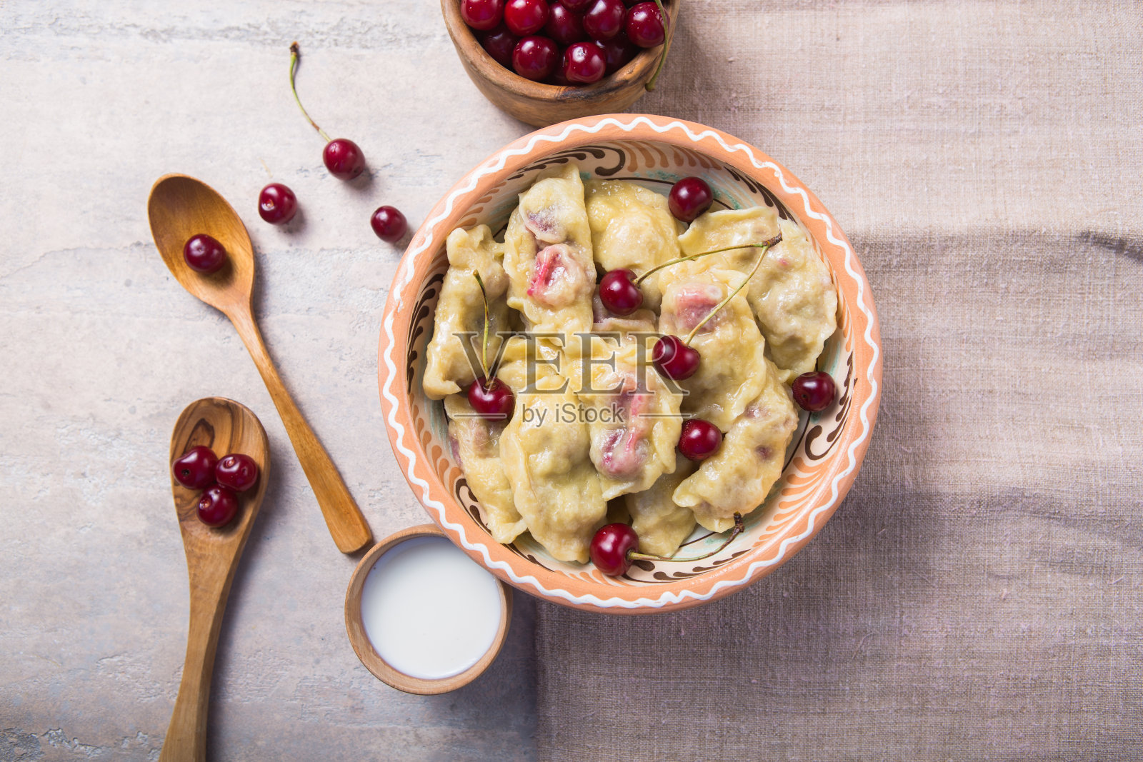 准备樱桃饺子。做pierogi或pyrohy, varenyky。传统的俄罗斯美食,或者乌克兰手工制作的vareniki照片摄影图片