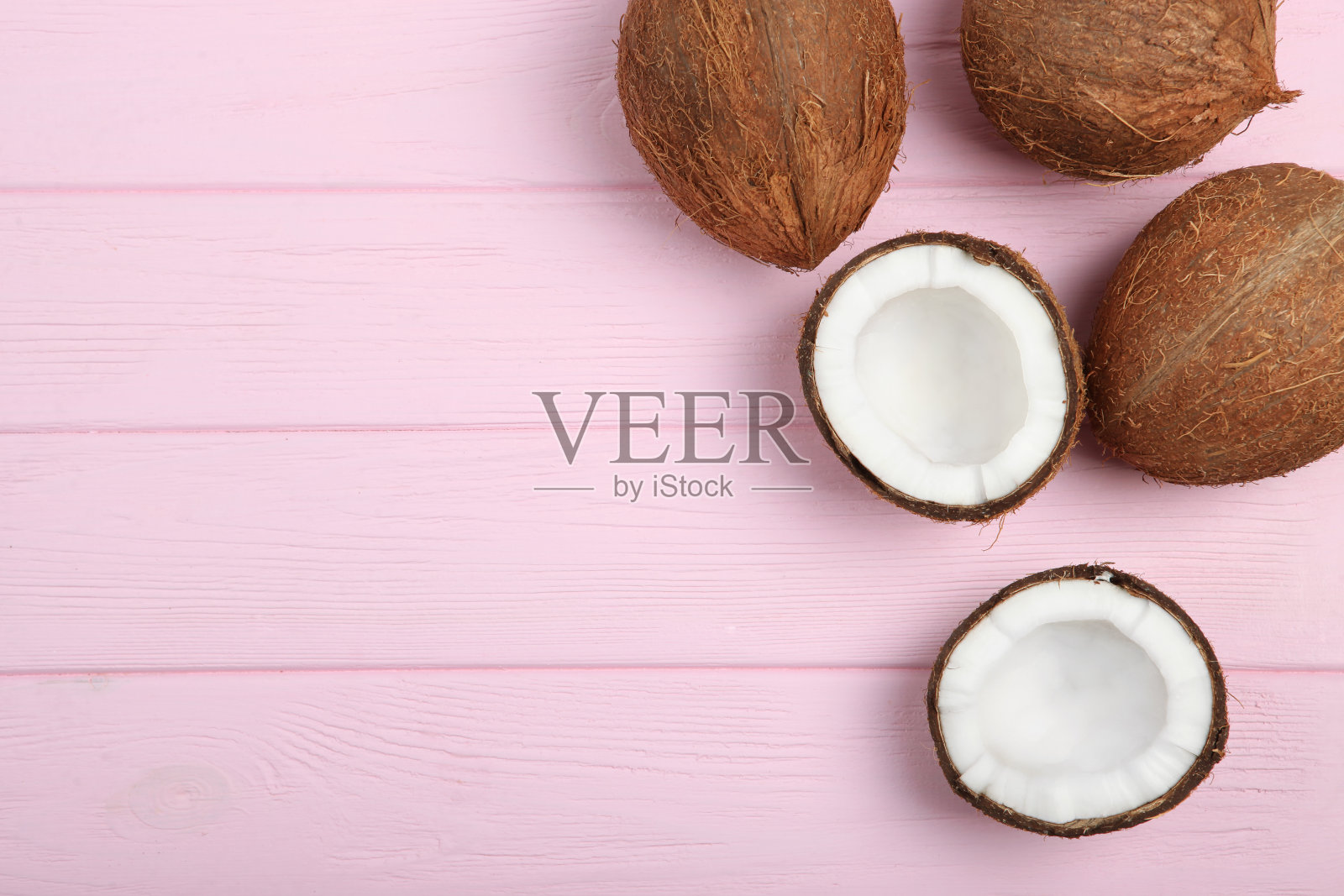 彩色背景上的碎椰子。照片摄影图片