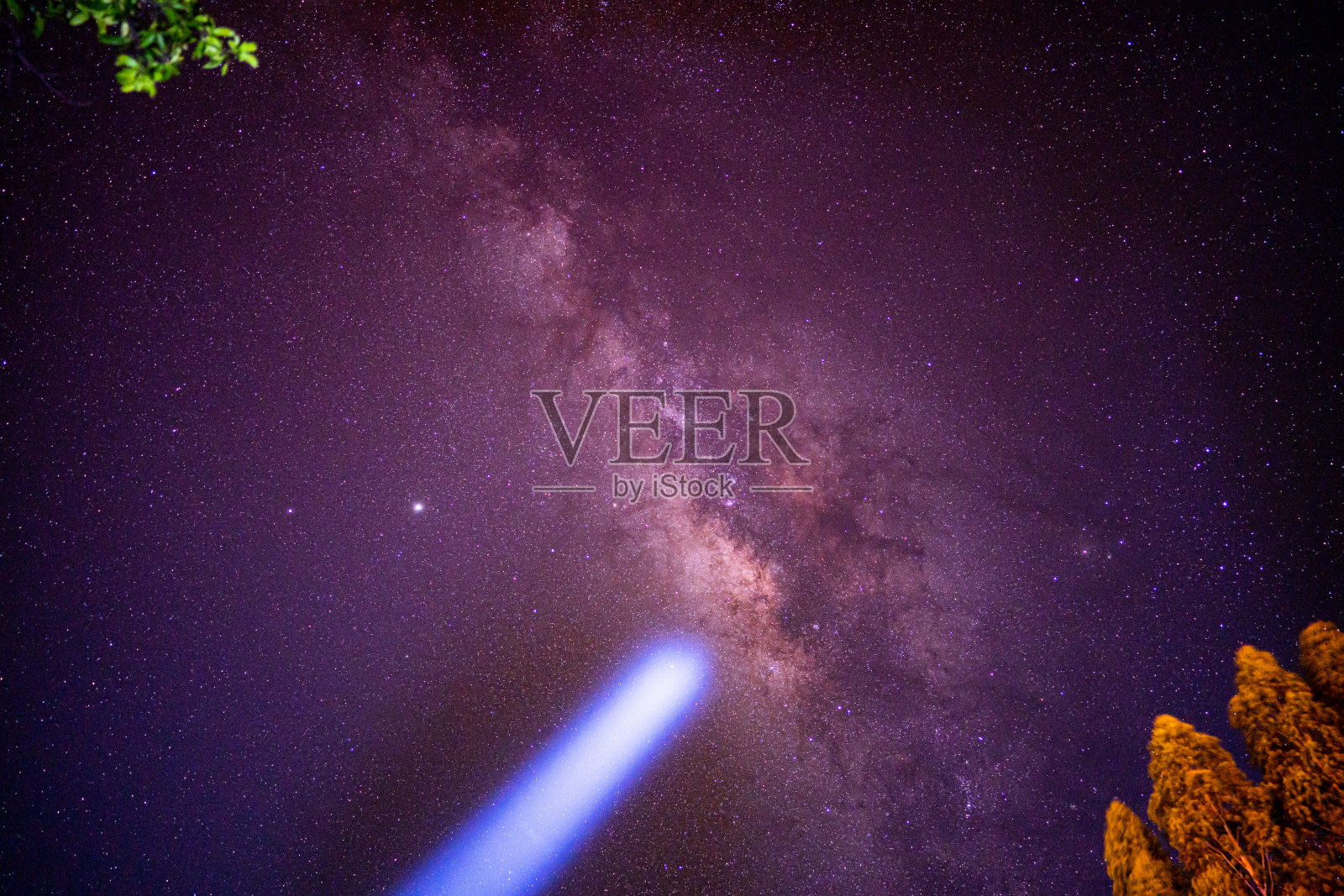 夜空背景上的银河系和星场照片摄影图片