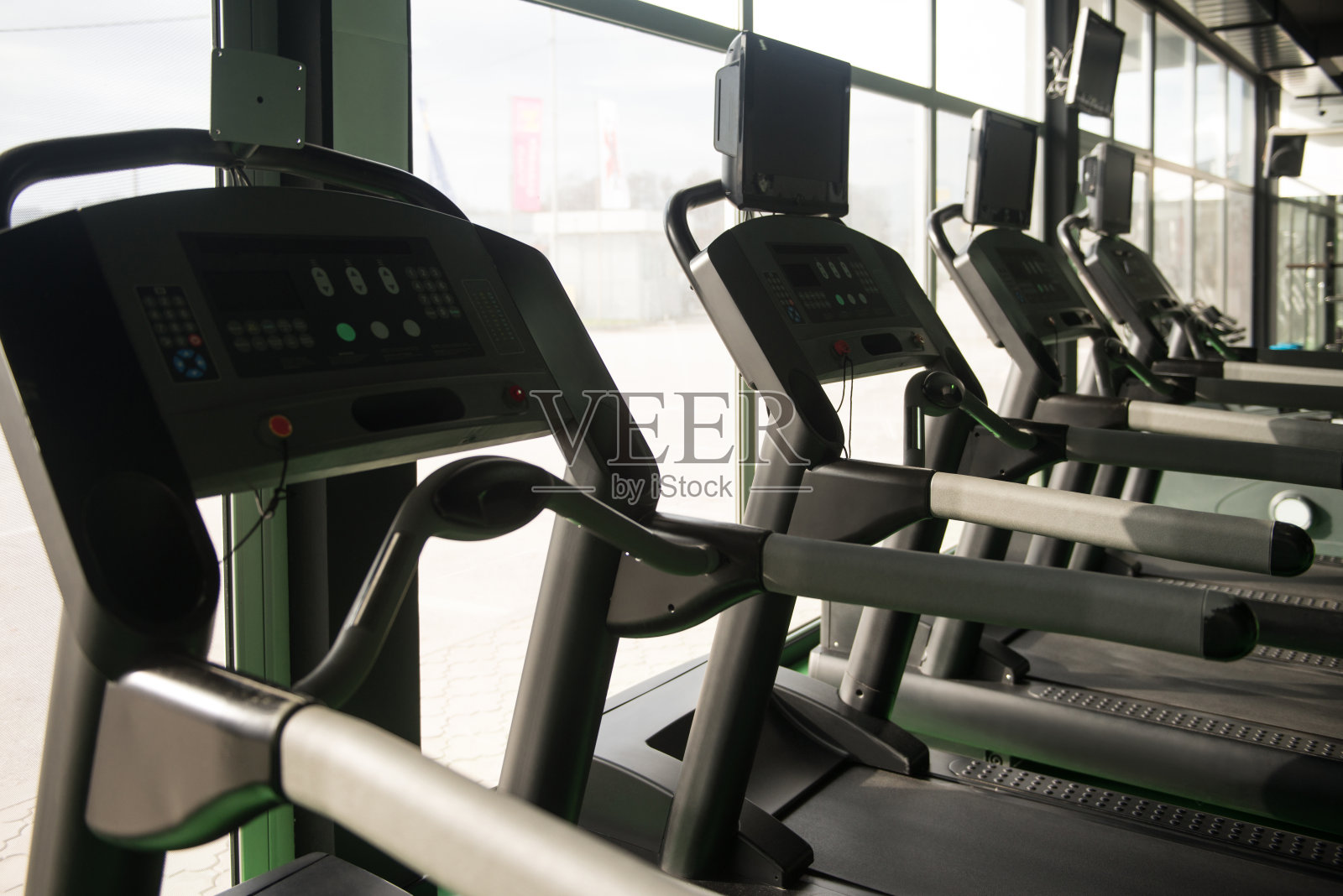 现代健身房里的健身器材照片摄影图片