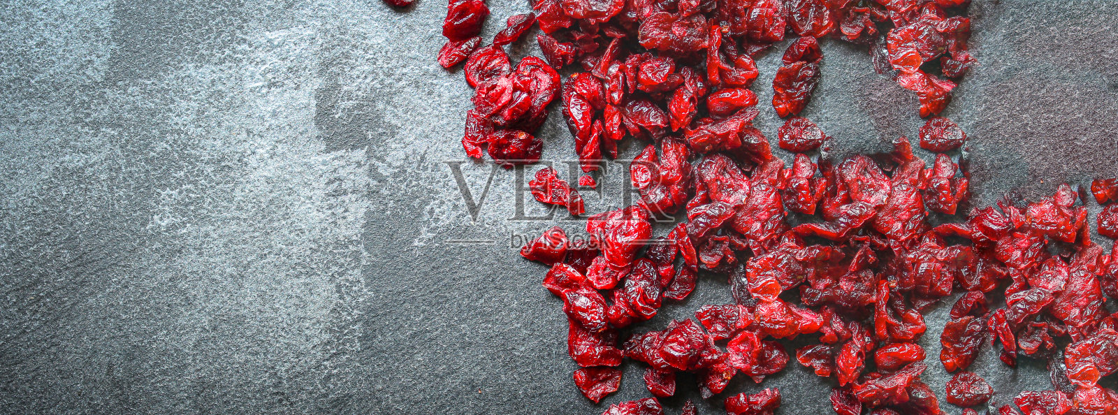 干樱桃或蔓越莓,甜浆果,沙漠收获菜单概念,食用大小。食物背景俯视图拷贝空间照片摄影图片