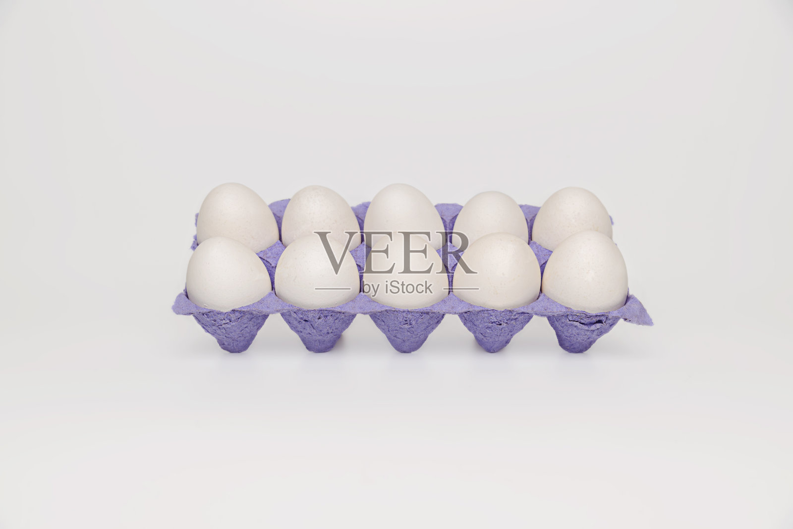 托盘上有鸡蛋,背景为白色照片摄影图片