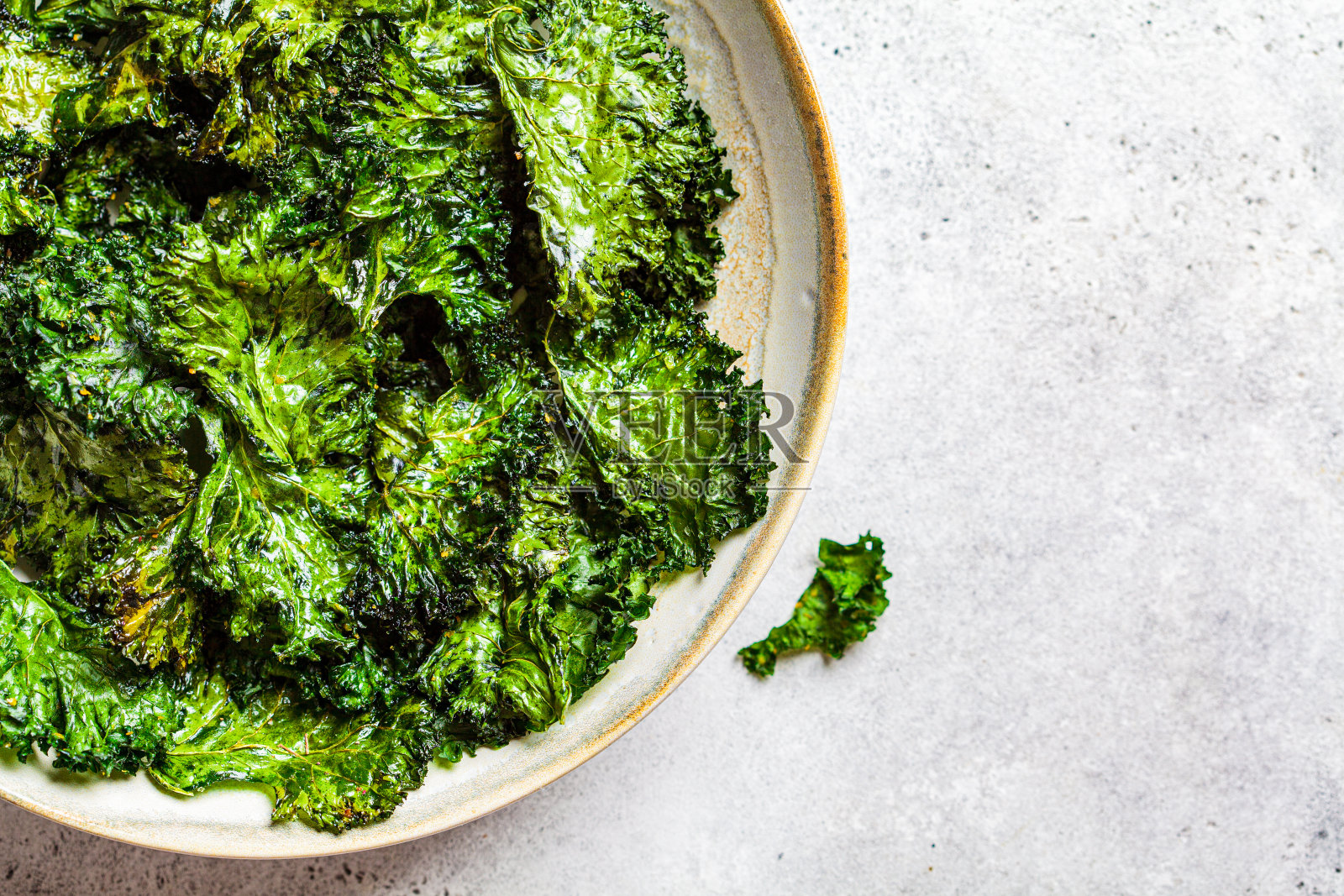 白色盘子里的甘蓝片加盐,俯视图。健康素食的概念。照片摄影图片