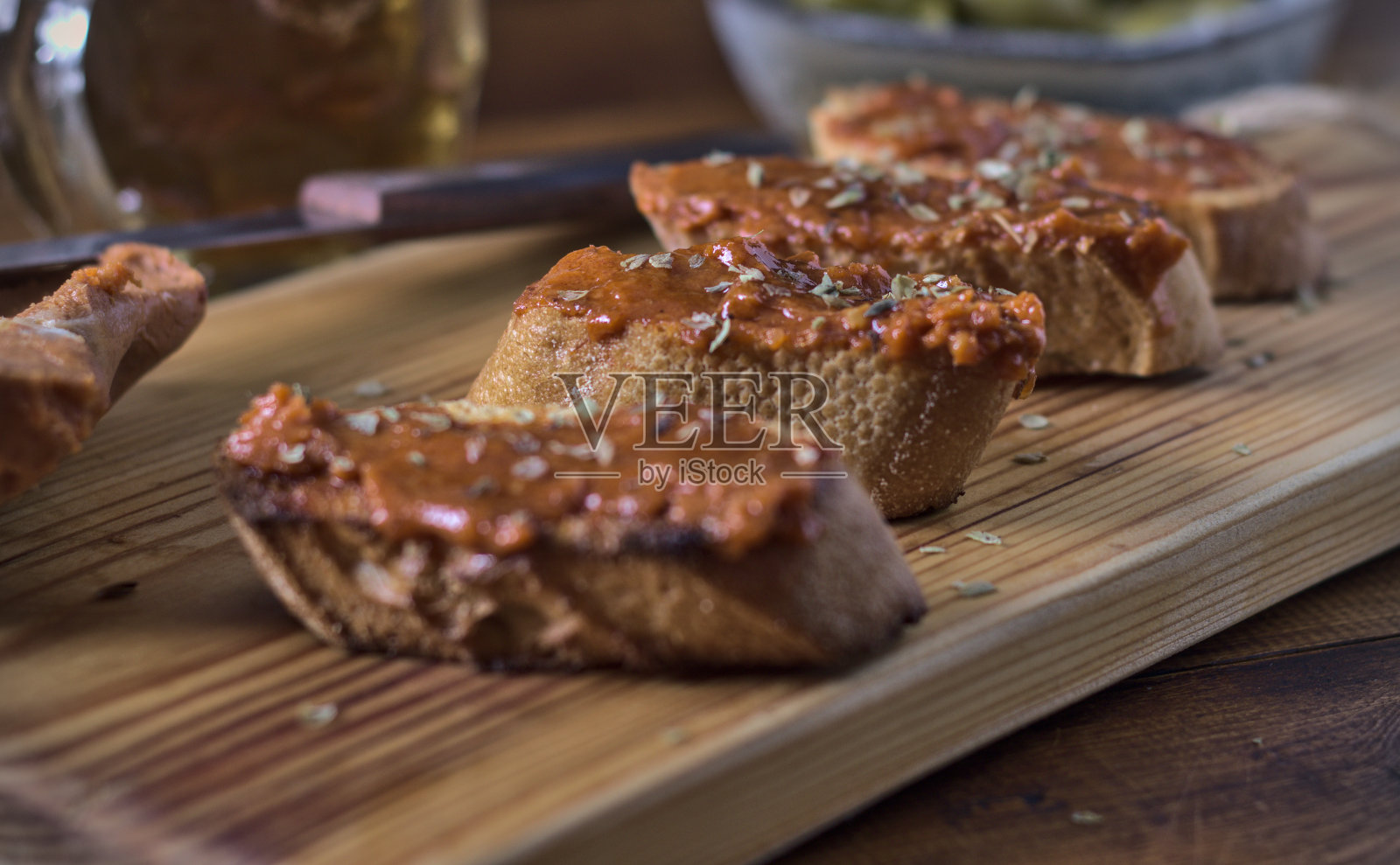 索布拉达吐司配牛至,配啤酒和橄榄照片摄影图片