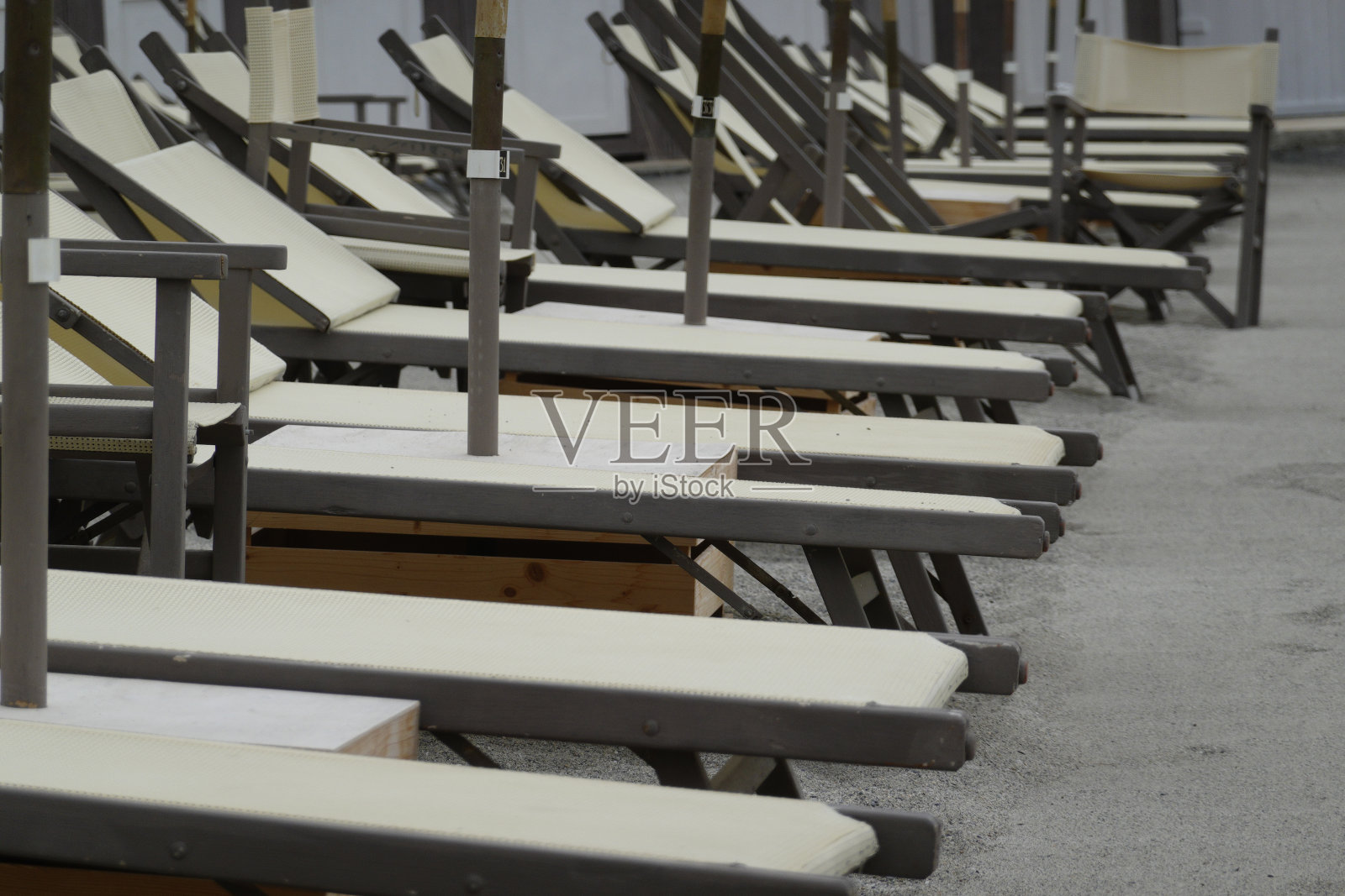 空荡荡的海滩,没有游客照片摄影图片