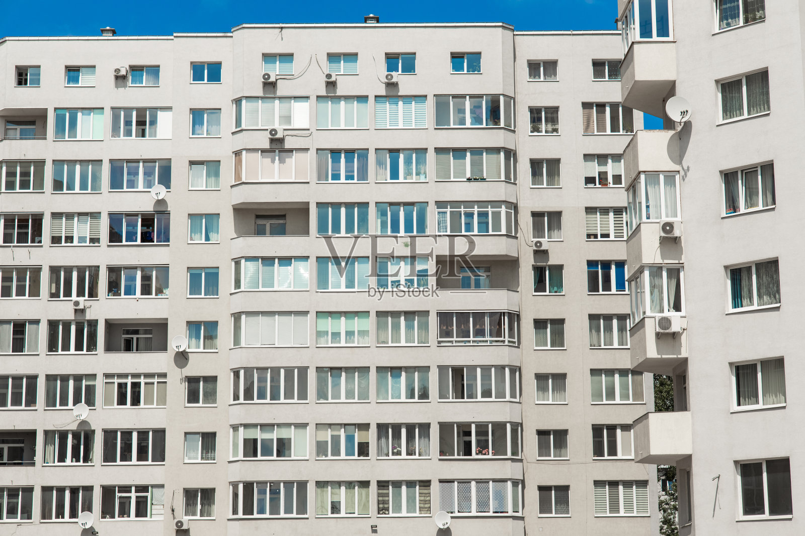 城市地标生活建筑背景城市摄影混凝土灰墙和窗户照片摄影图片