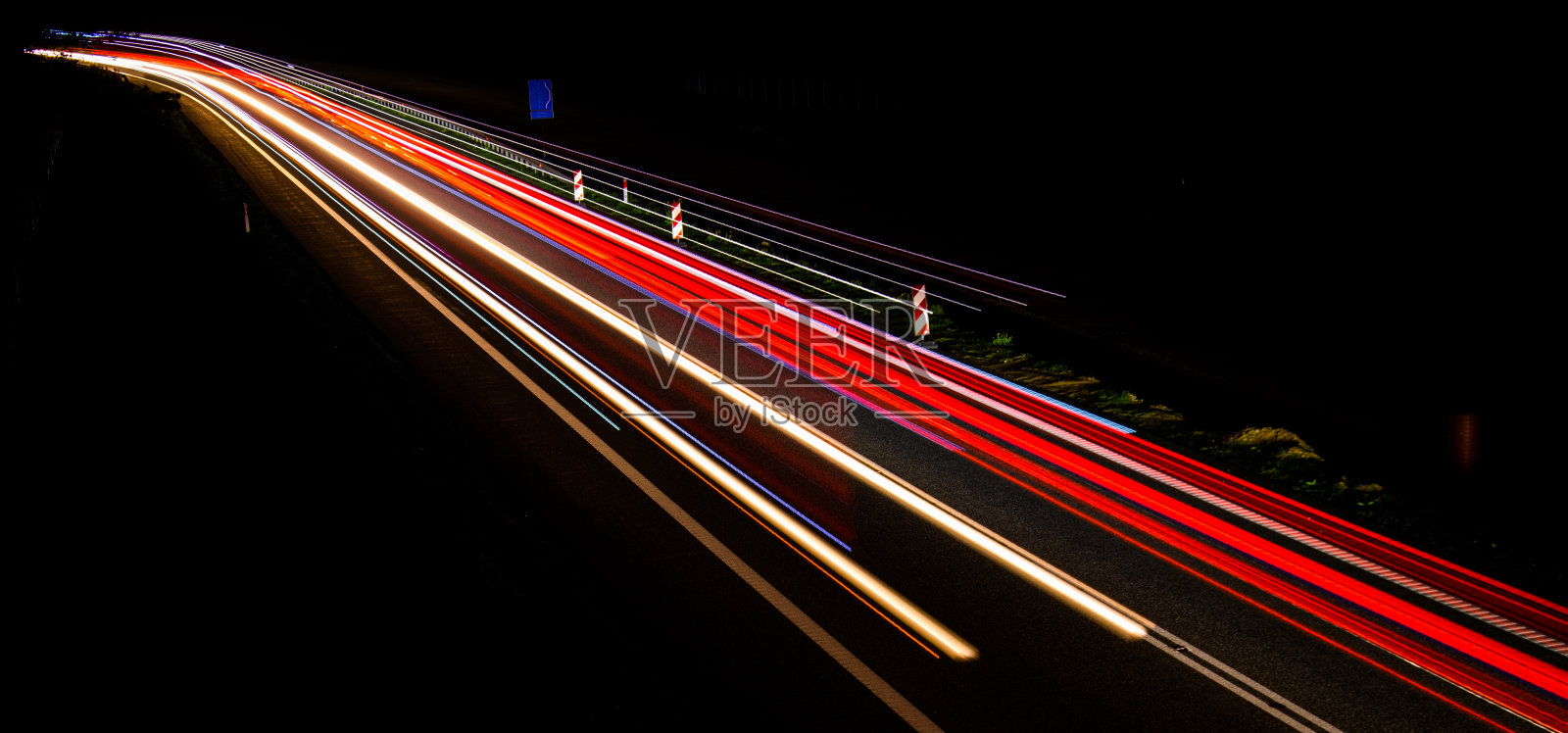 夜晚的车灯照片摄影图片