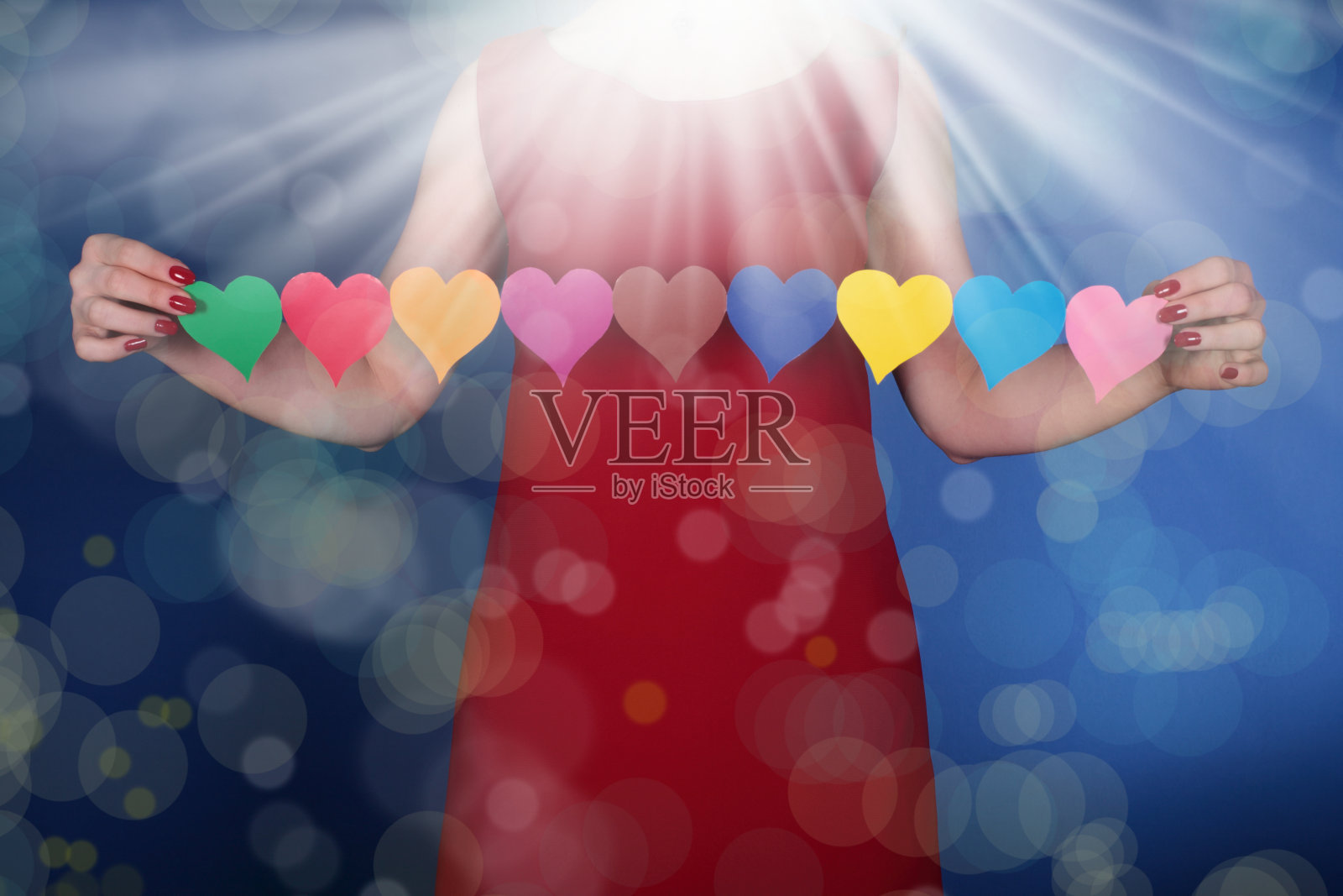 年轻女子手持彩色炉膛形状的纸环照片摄影图片