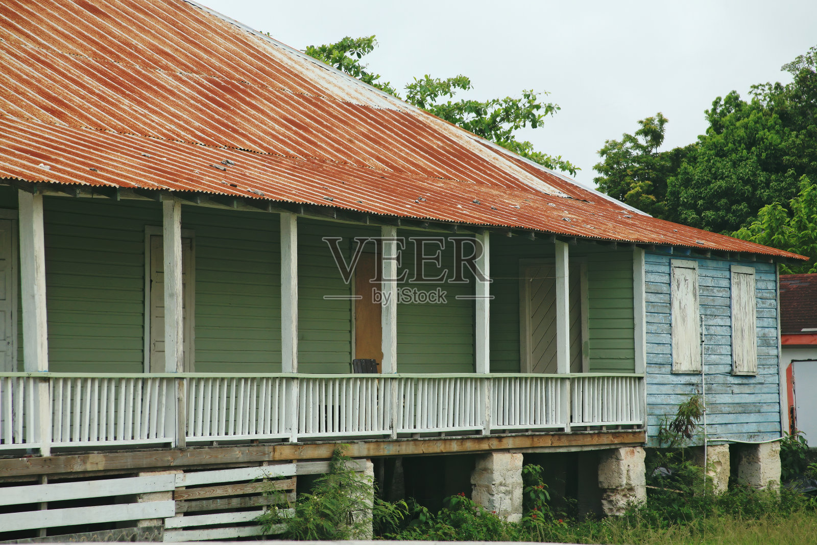 带门廊的破旧建筑照片摄影图片