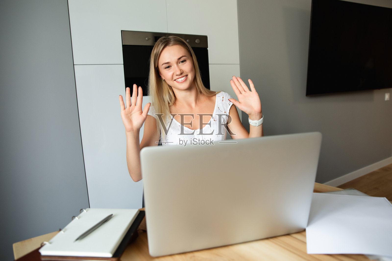 在室内用笔记本电脑与他人进行视频通话、视频会议。在线学习和工作。在家办公的女士照片摄影图片