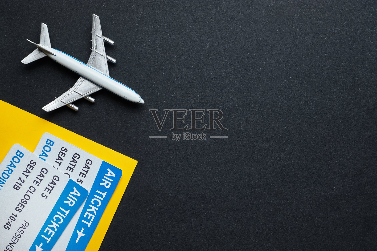 机票购买概念与拷贝空间上的黑色背景。照片摄影图片