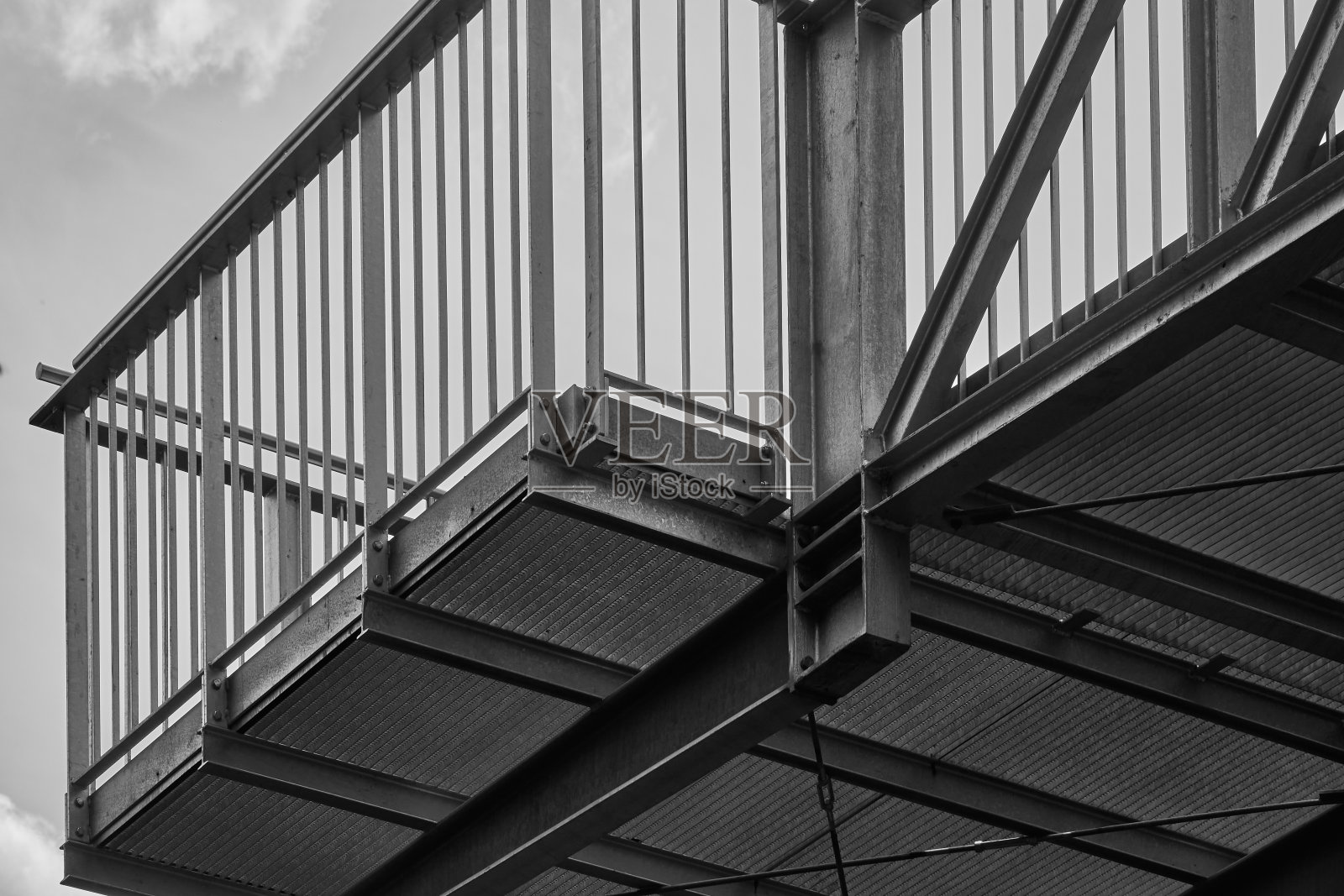 抽象的地板网格和作为天桥平台的钢栏杆的特写,黑色和白色照片摄影图片