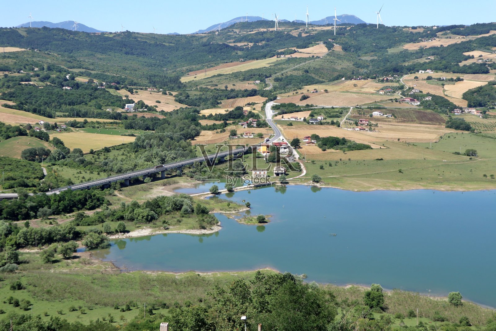 从Conza老妇人那里看湖照片摄影图片