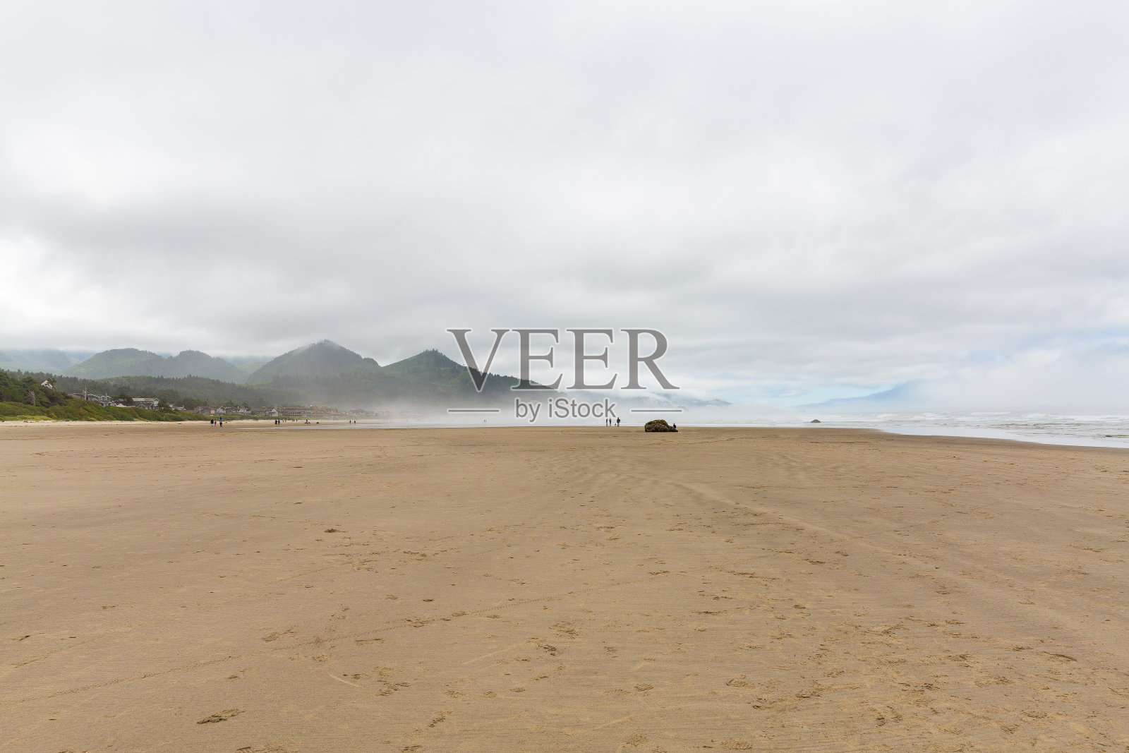 位于俄勒冈州坎农海滩的美丽薄雾海岸照片摄影图片