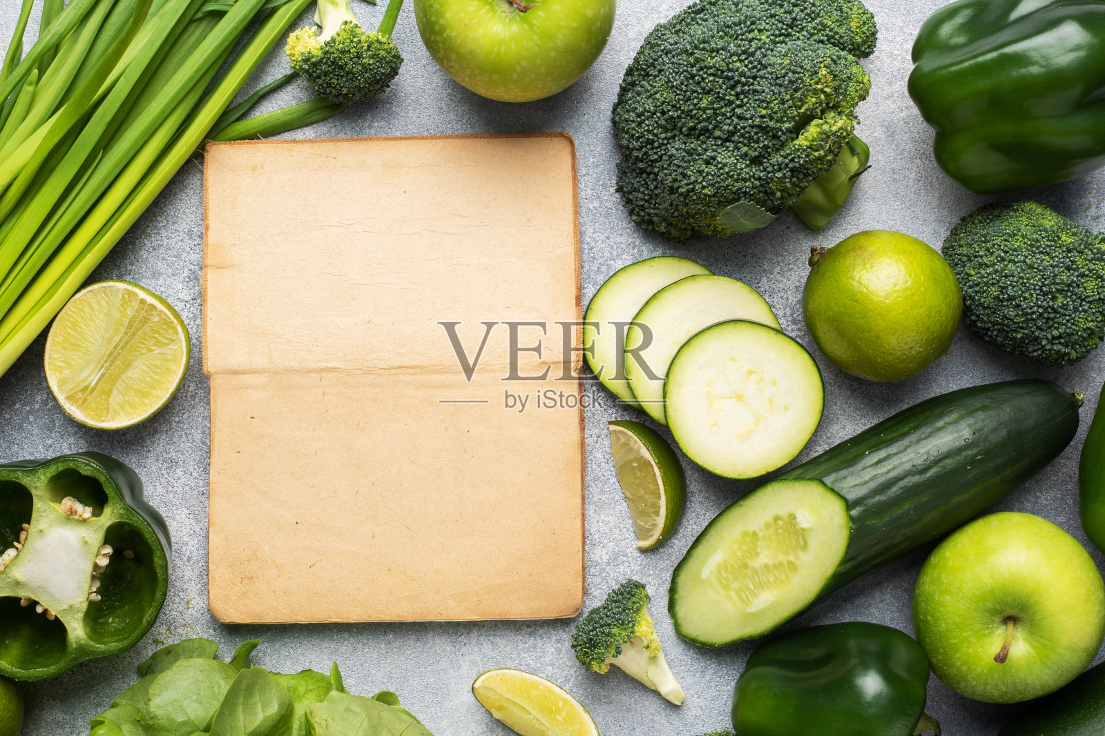 框架新鲜的绿色蔬菜和香草在灰色混凝土背景。副本的空间。照片摄影图片