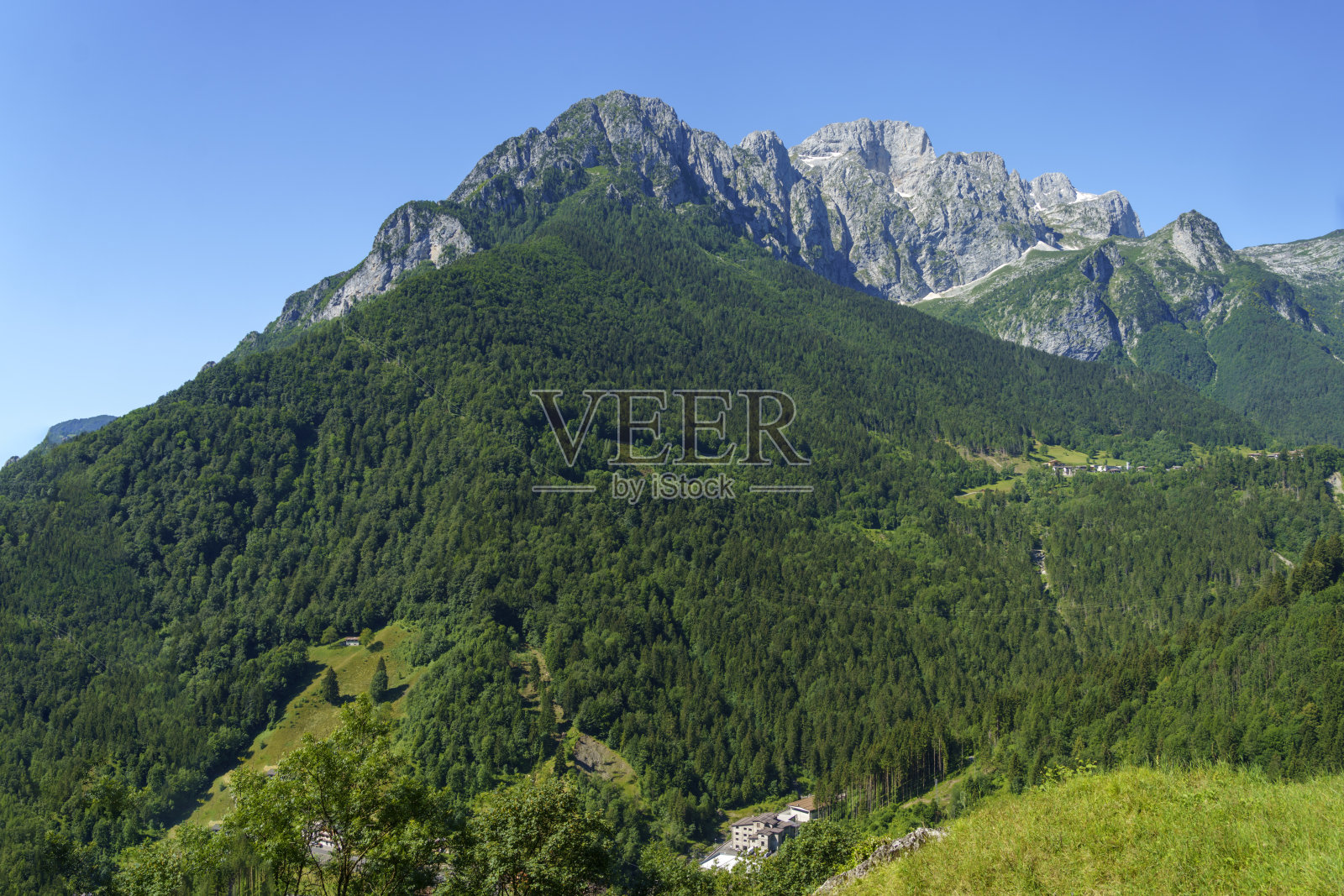 沿公路到Vivione隘口的山景照片摄影图片
