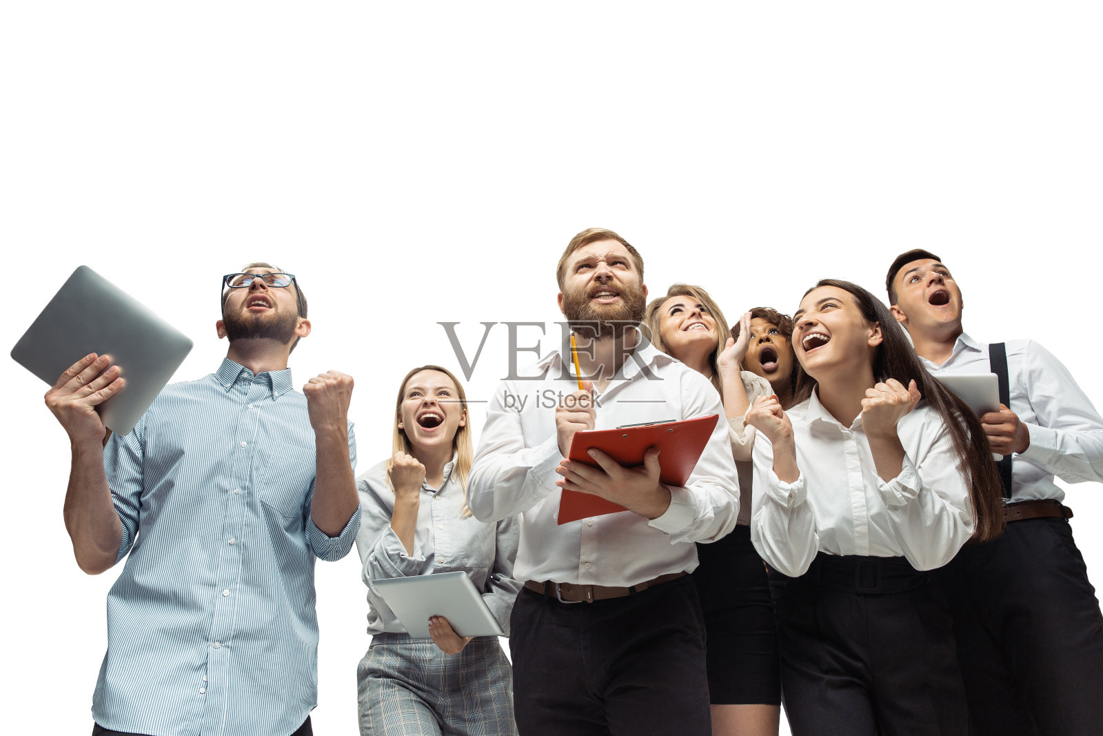 充满希望和快乐的投资者用他们的小工具屏幕上的图表分析危机中的股市照片摄影图片