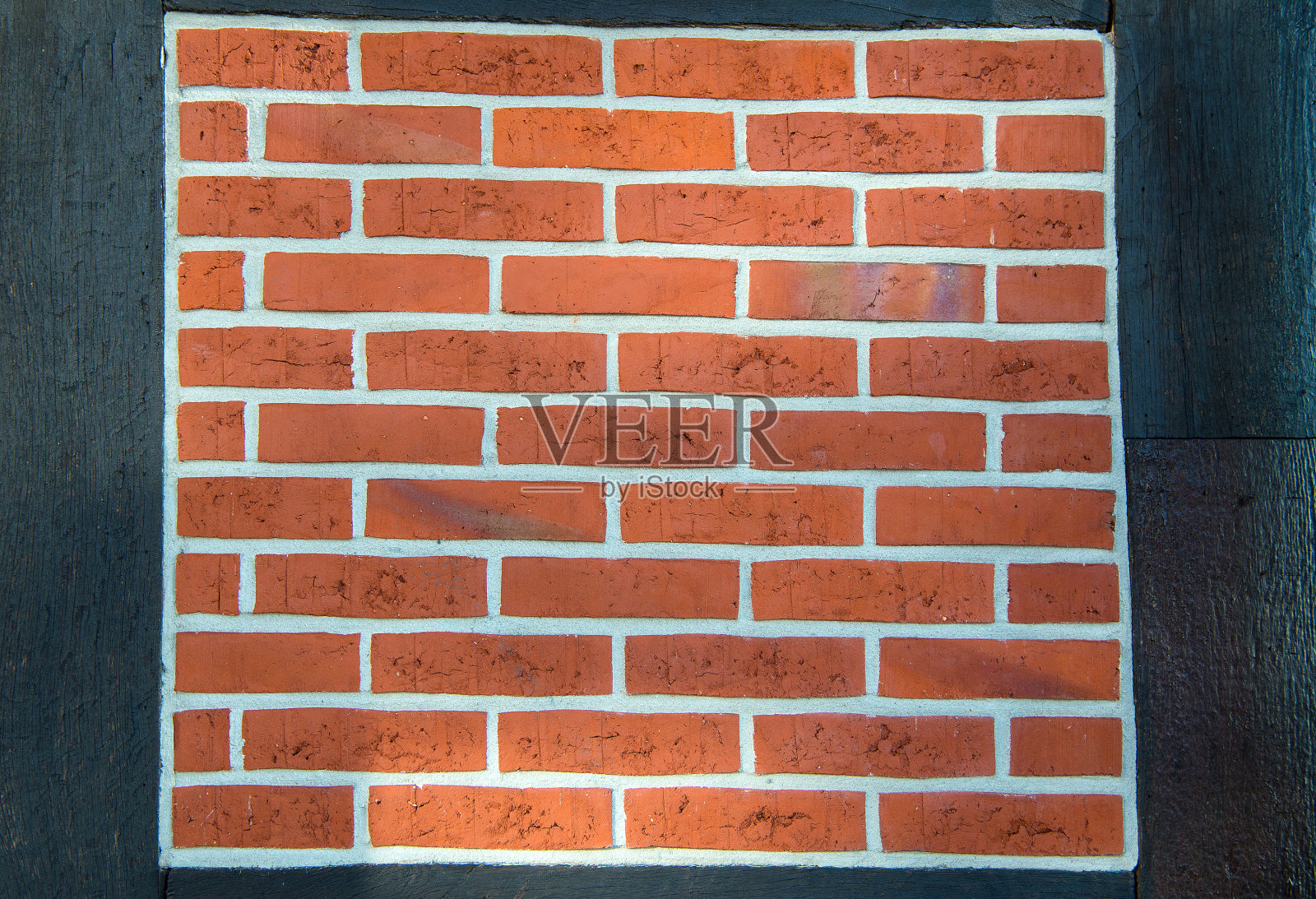 红砖砌在木墙上照片摄影图片