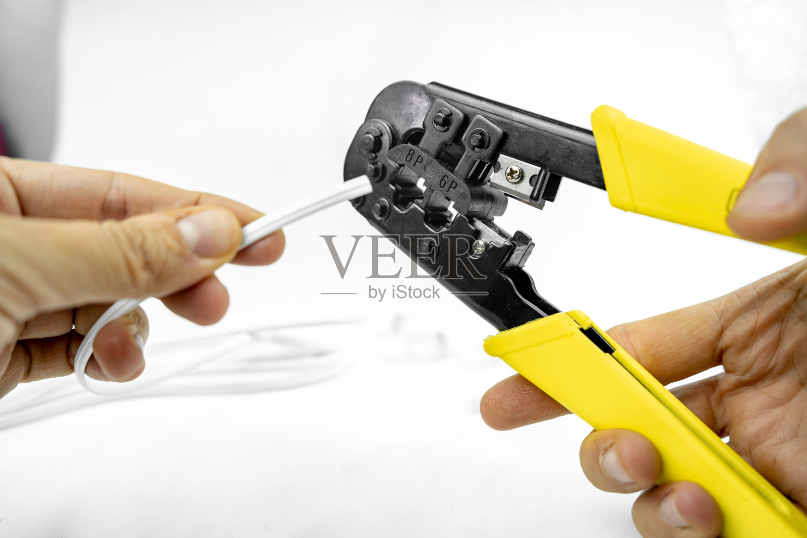 网线或电话线线缆及压线钳,绞线工具双绞线对以太网UTP Cat 5,压线RJ45网线,步进压线RJ45接头照片摄影图片