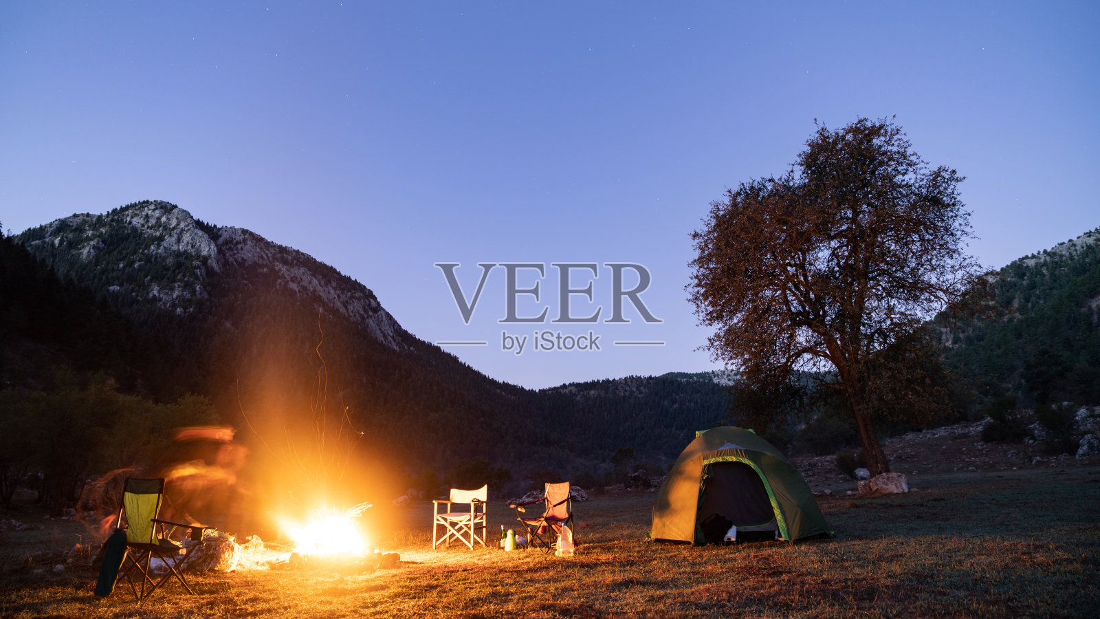 朋友们在星空下露营照片摄影图片