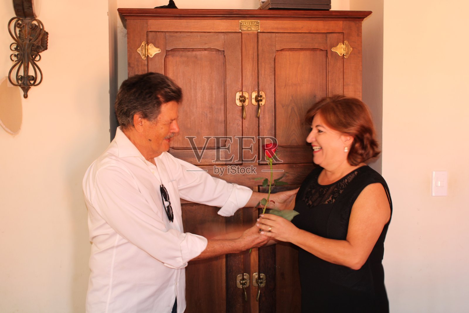 丈夫送花给妻子照片摄影图片