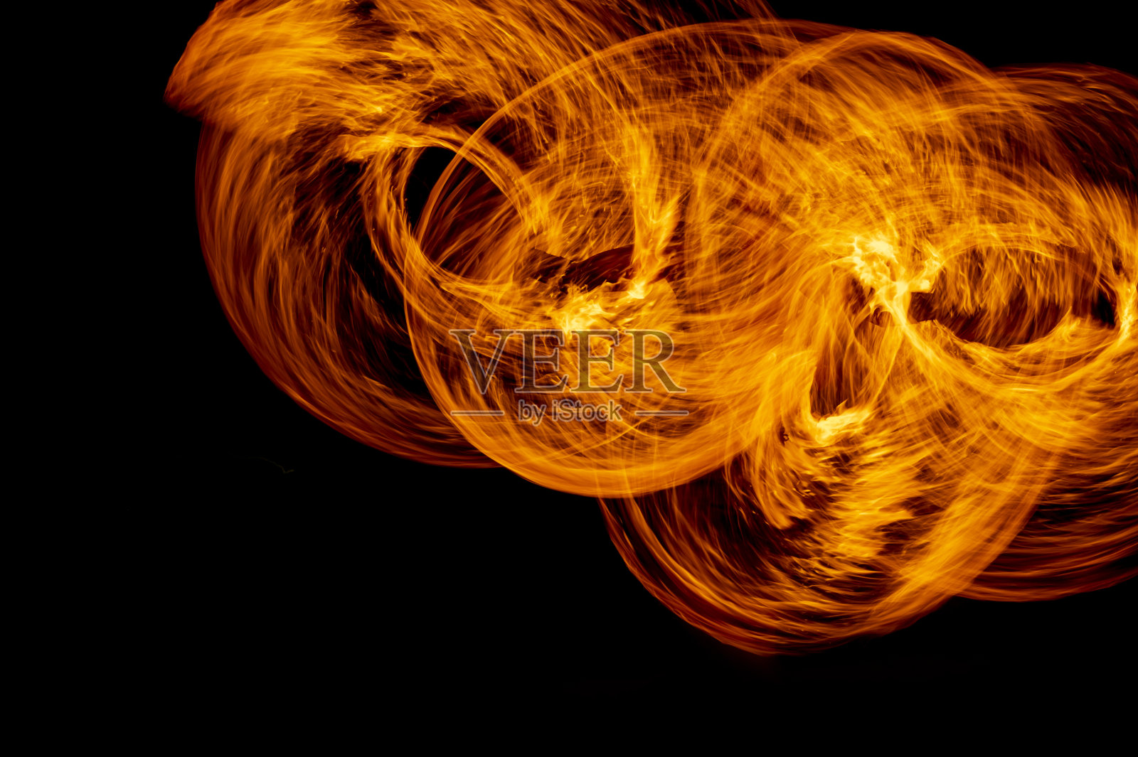 火圈火焰与运动孤立在黑色孤立的背景-美丽的黄色,橙色和红色火焰和红色火焰火焰纹理风格。照片摄影图片