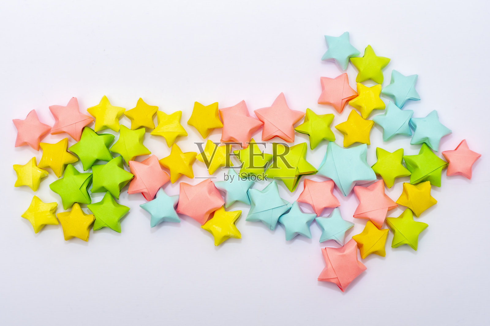 儿童风格的指向右边的箭头是由多色纸星星排列而成。装饰元素的布局或剪贴簿。照片摄影图片