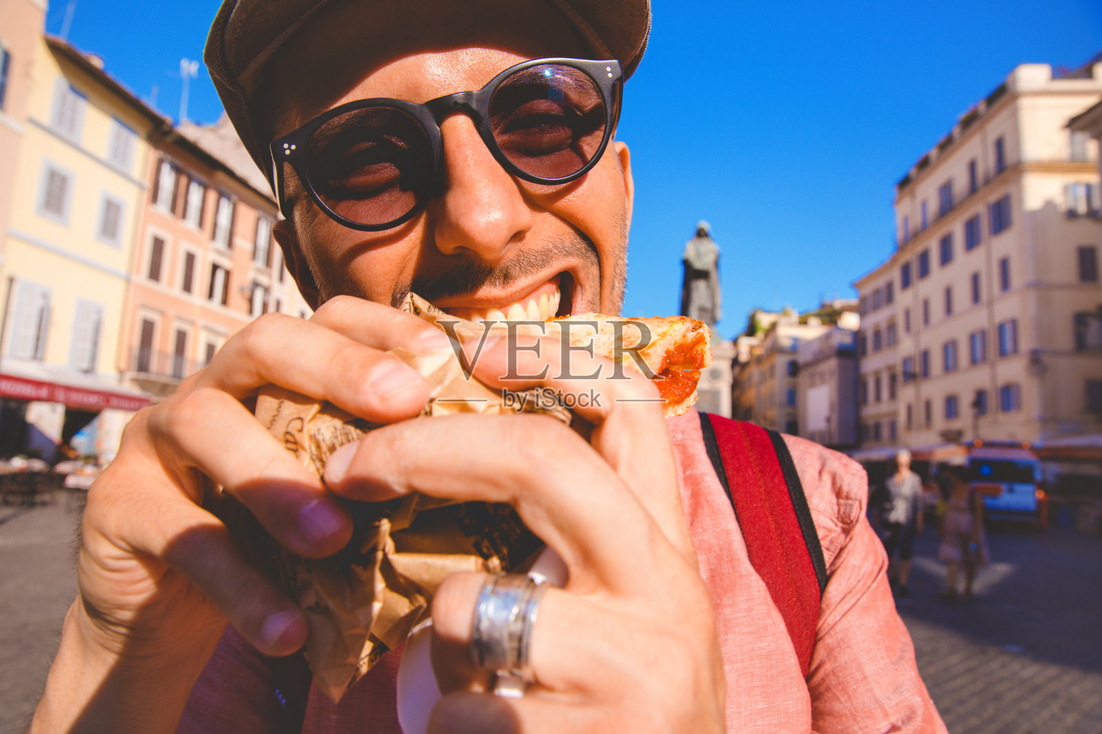 吃披萨的男人——意大利游客照片摄影图片