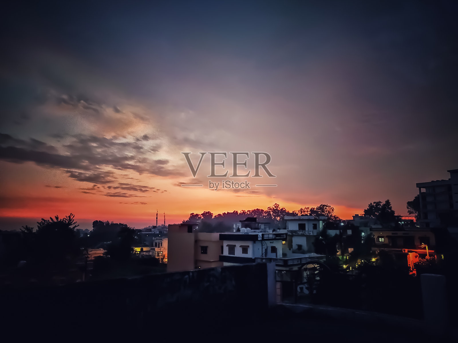 城市日落的景色。照片摄影图片