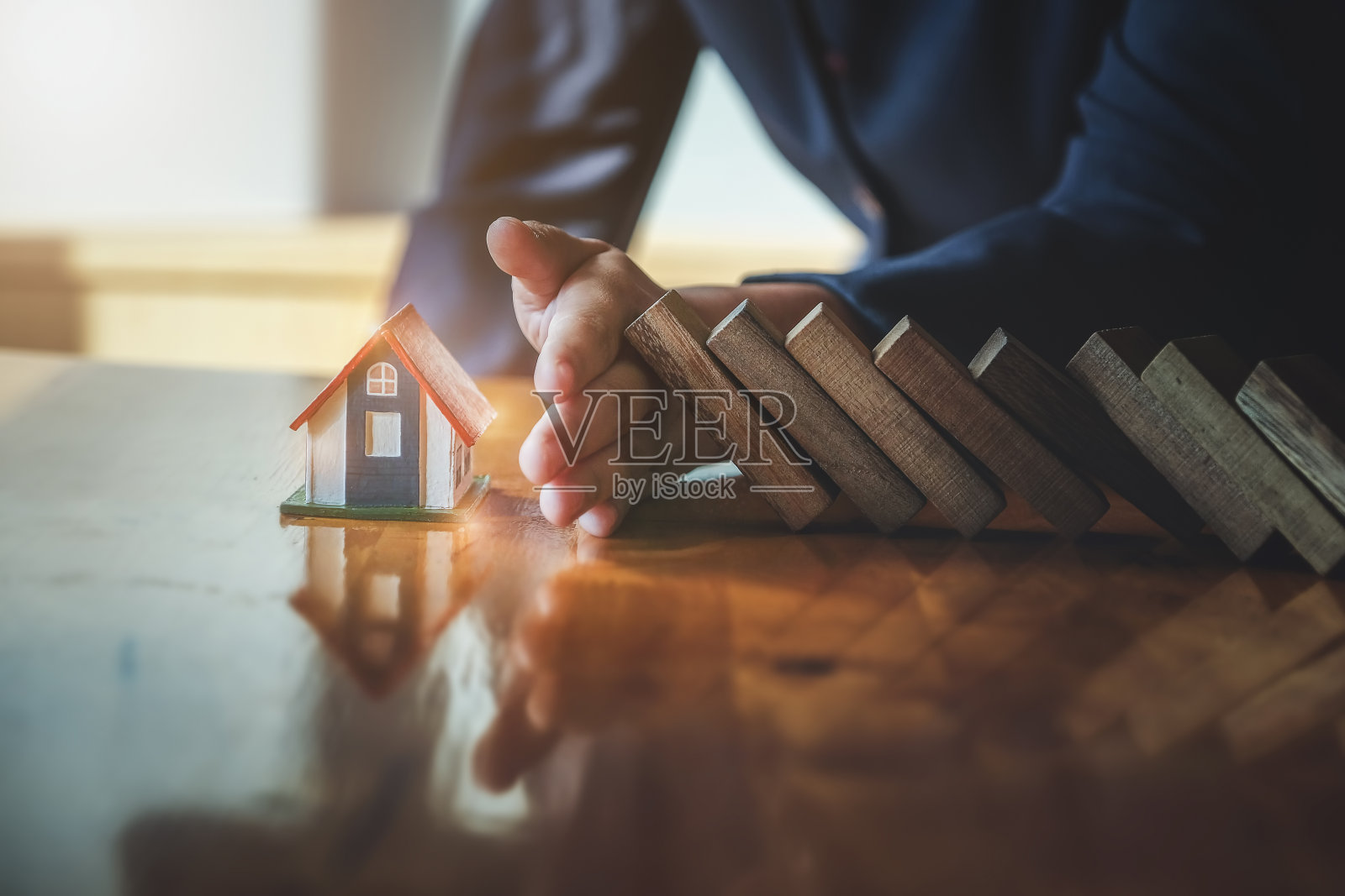 企业风险控制房地产概念,商人在风险房地产规划和策略上对企业的选择和防范。投资保险业务。照片摄影图片