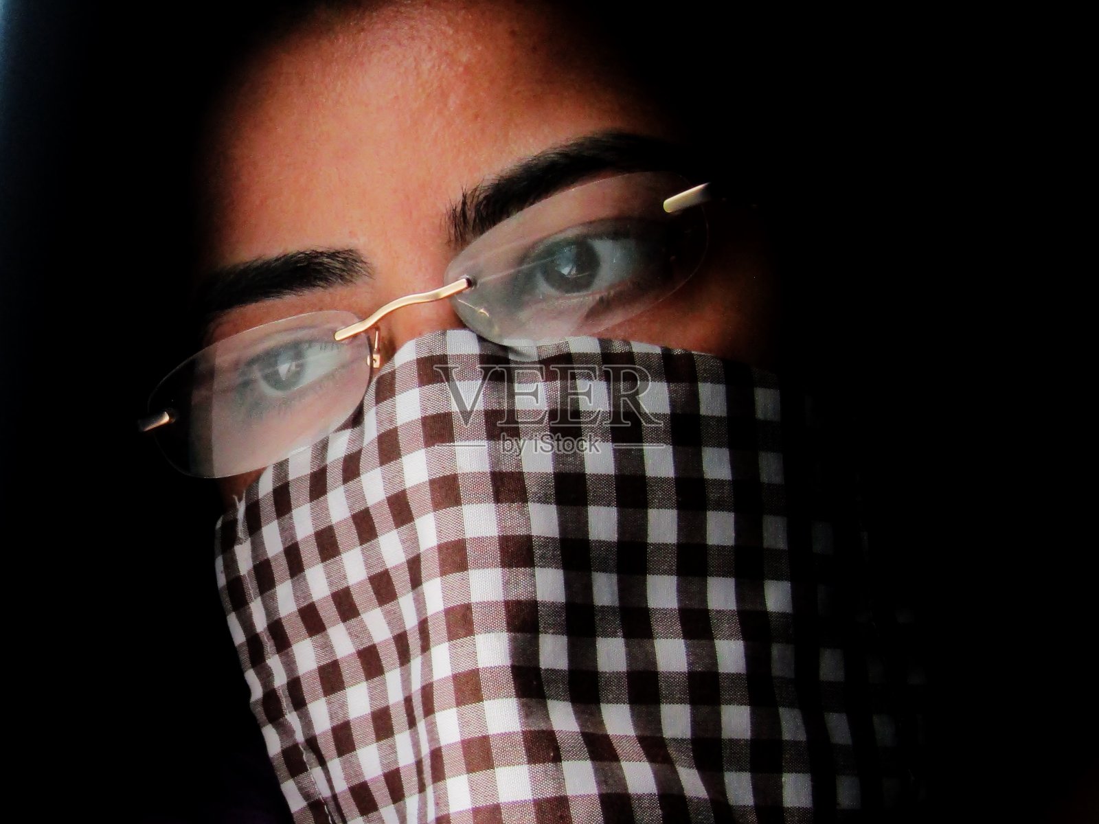 戴面具的照片摄影图片