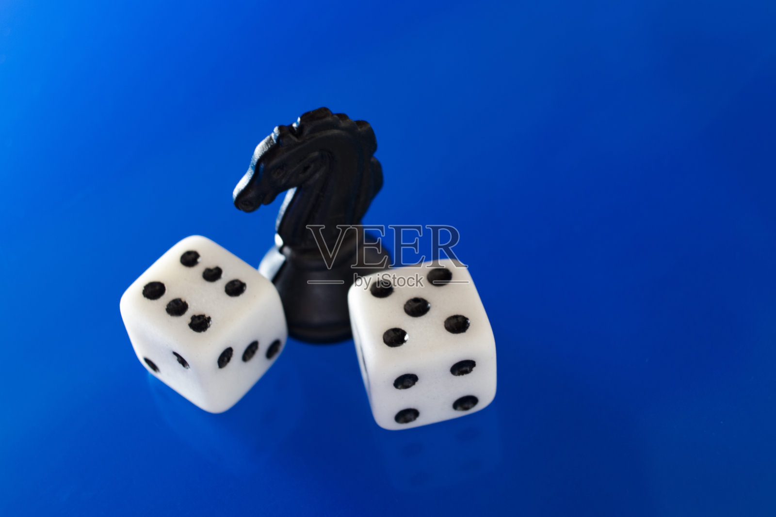 骰子与棋子马在蓝色背景微距摄影的房子照片摄影图片