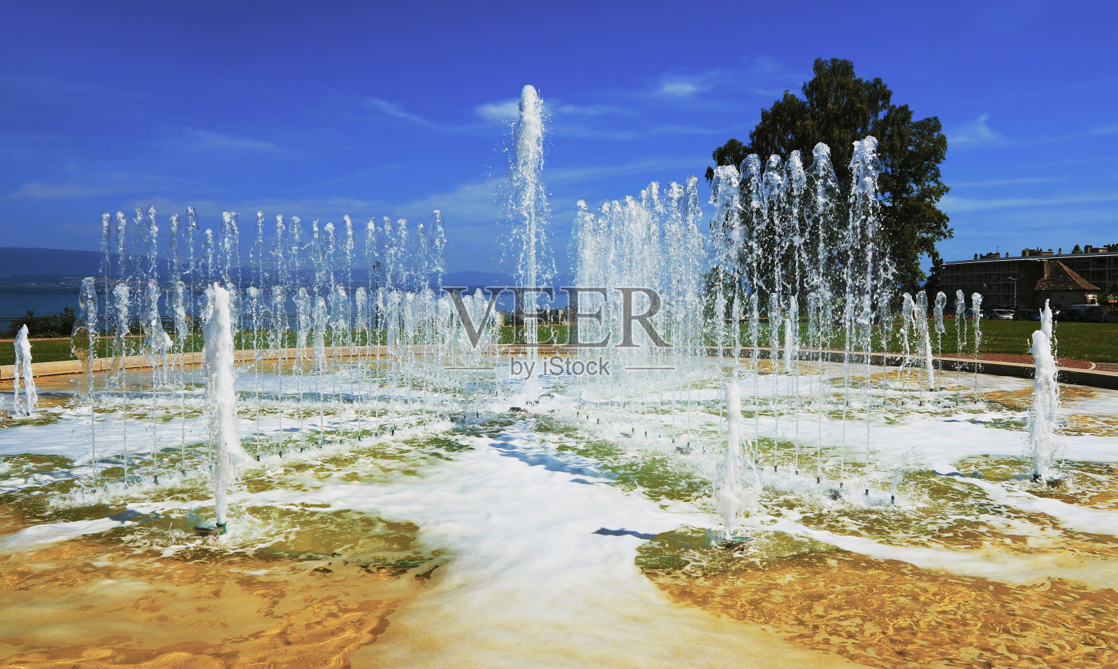 大量的水喷射照片摄影图片